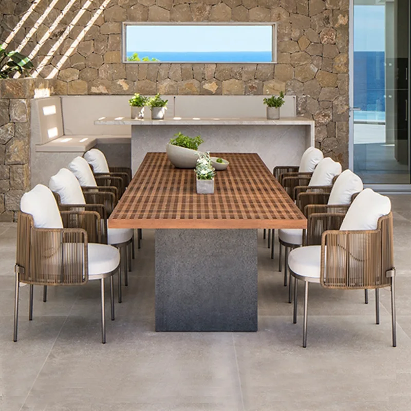 Outdoor-Rattan-Tisch- und Stuhlkombination im Innenhof, Hotelvilla, Restaurant im Freien, Designer-Rattan