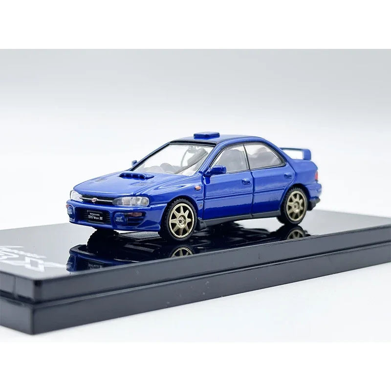 متوفر 1:64 HJ Impreza GC8 أزرق رياضي مع محرك Diecast Diorama مجموعة نماذج السيارة هواية اليابان