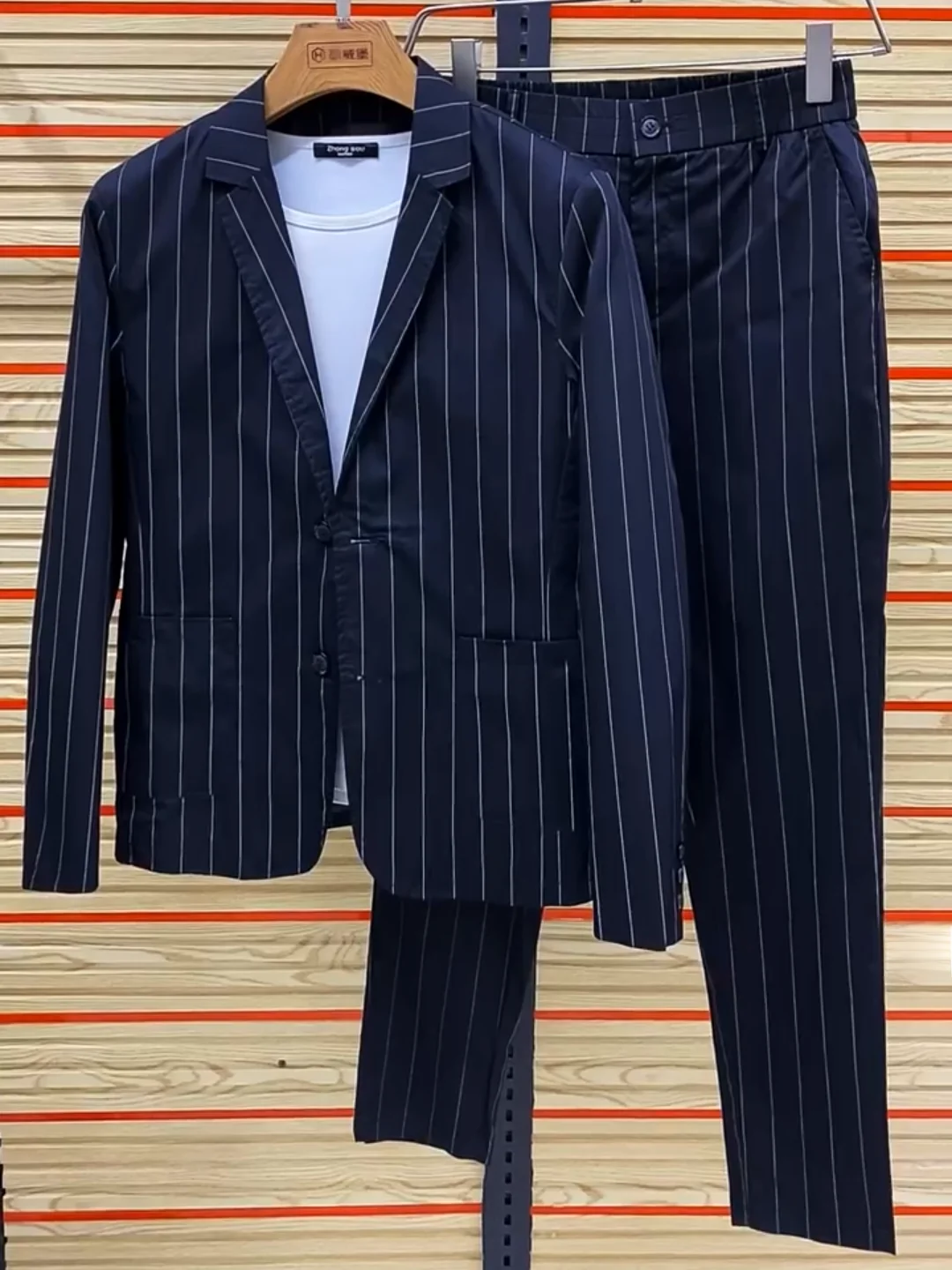 

Весенняя новинка: Мужской костюмный комплект. Модный, приталенный, комфортный, высококачественный, элегантный, простой, трендовый, молодежный, популярный, стильный.