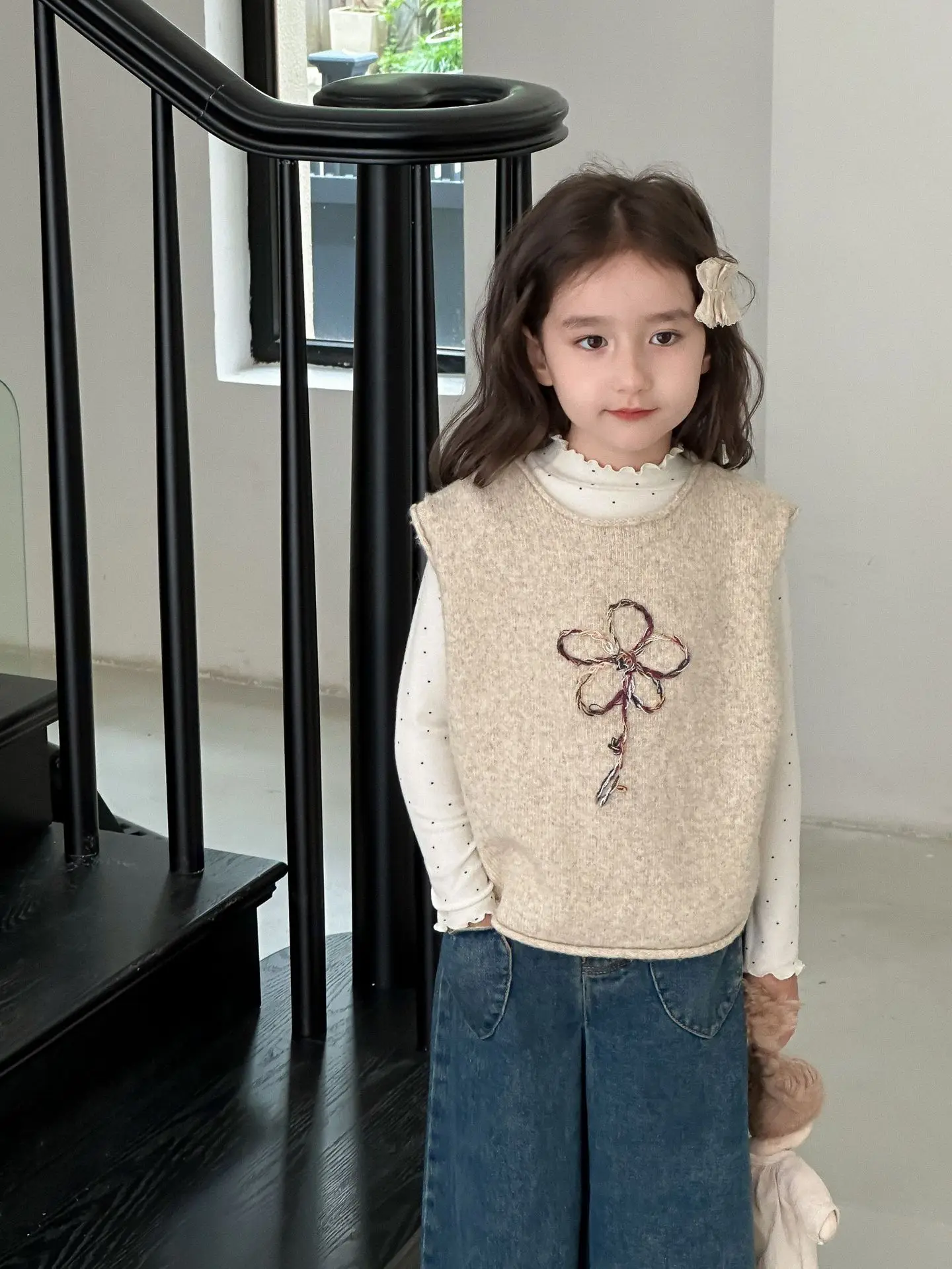 Gilet da ragazza autunno nuovo ricamo manuale maglione di fiori maglione per bambini abbigliamento per bambini gilet morbido 2024 dolce semplice