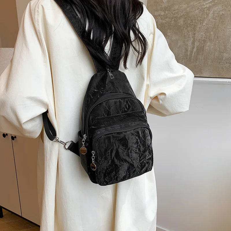 حقيبة ظهر جديدة خفيفة الوزن وصغيرة لعام 2025، حقيبة ساعي عصرية ومتعددة الاستخدامات، حقيبة صدر ركوب الخيل النسائية الشهيرة