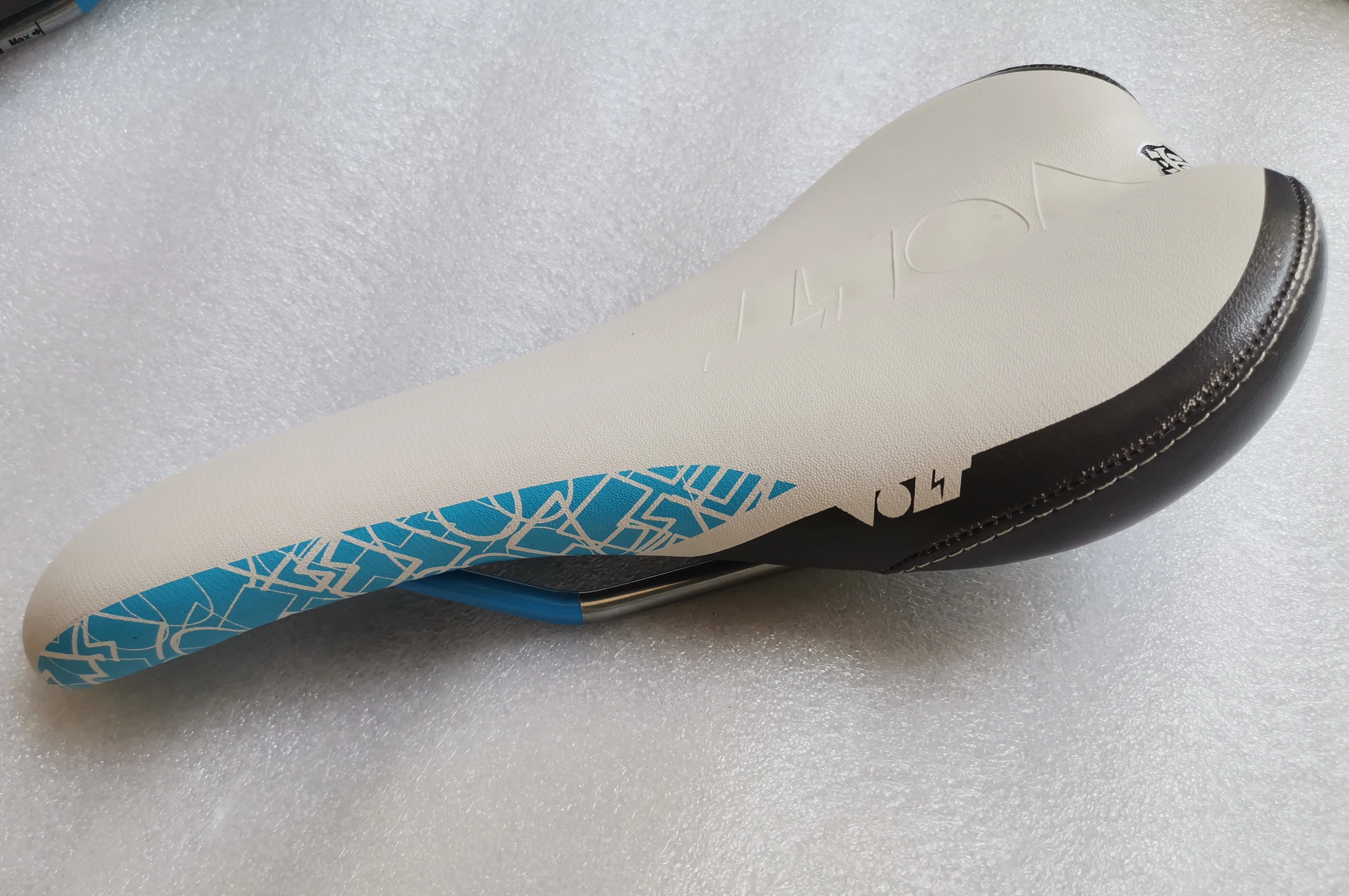 

НОВЫЙ СТАРЫЙ АКЦИЯ WTB VOLT СИНЕ-БЕЛЫЙ SADDLE SEAT 265MM X135MM РАСПРЕДЕЛИЯ МАГАЗИНА