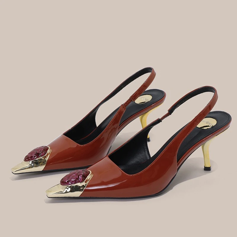 حذاء نسائي فاخر مزين بكعب عالي موضة 2026 حذاء معدني بمقدمة مدببة صنادل بكعب من الجلد اللامع Sandalias De Mujer