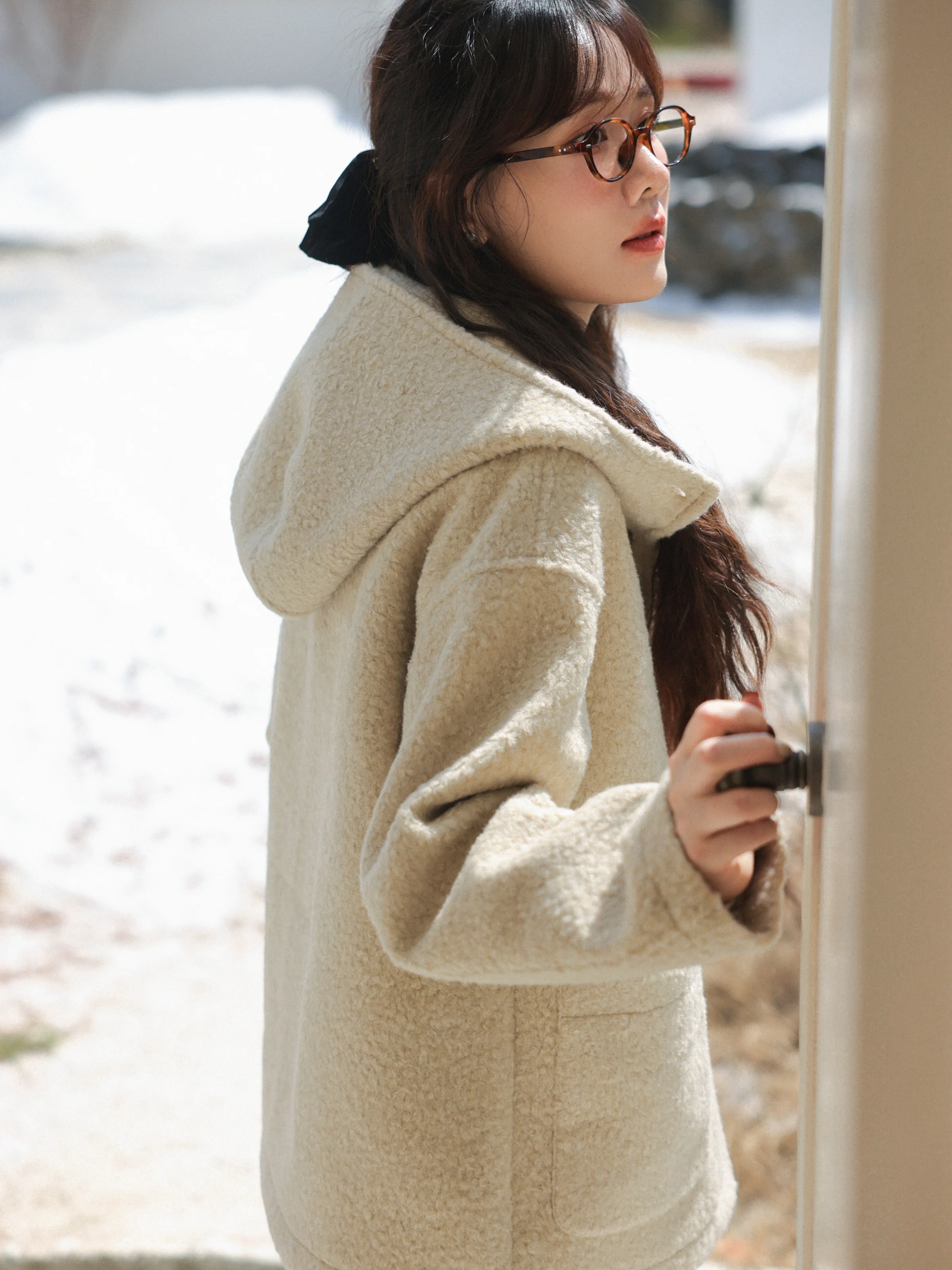 Уютная милая куртка с капюшоном, теплое короткое плюшевое пальто для женщин, повседневная облегающая зимняя верхняя одежда с однобортным дизайном на пуговицах