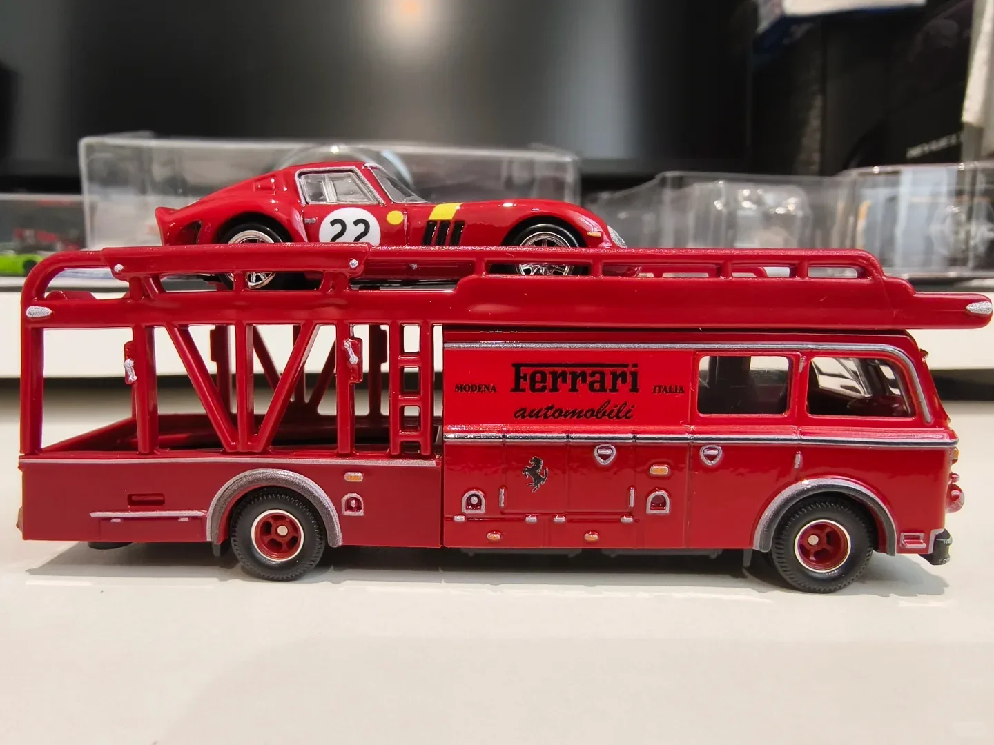 在庫あり ホットウィール プレミアム カーカルチャー チームトランスポートセット フェラーリ250 ライカン・ハイパースポーツ トヨタAE86 1/64スケール ダイキャストビークル