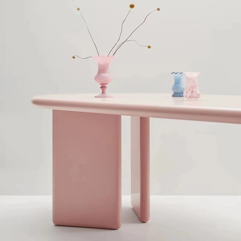 Meja makan kayu solid apartemen kecil