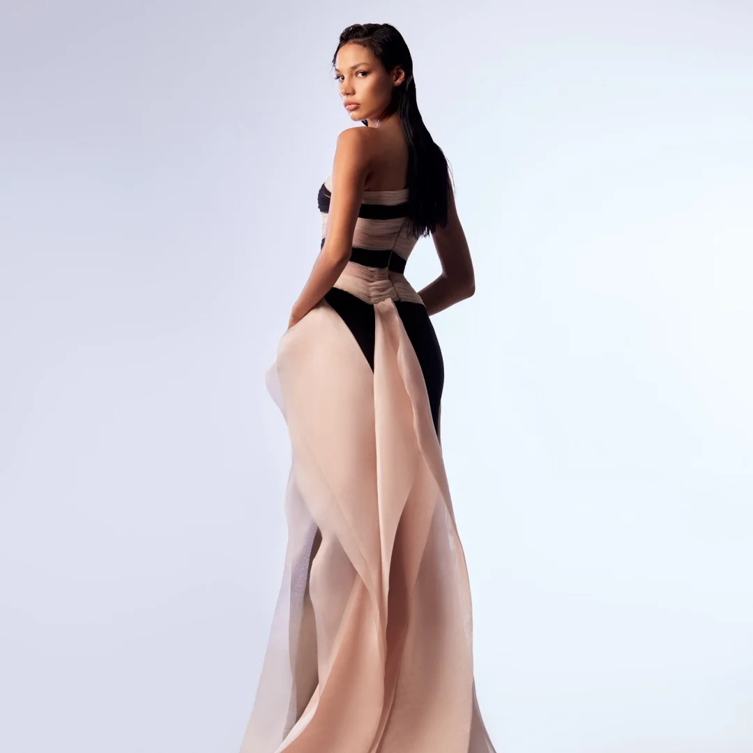 Maßgeschneidertes, hochwertiges, gerades, gestuftes Jersey-Abendkleid, trägerloses, ärmelloses Cocktailkleid mit Panel-Schleppe und Reißverschluss hinten