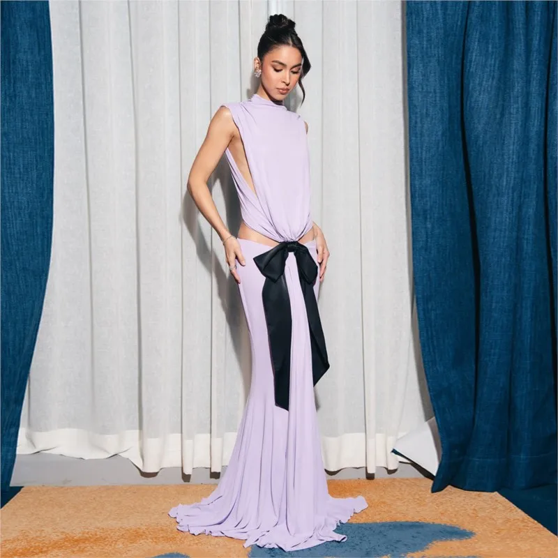 Un vestido de banquete de alta gama con pliegues de ala en la espalda, color morado claro, largo, negro oscuro, con incrustaciones de diamantes y pliegues en la espalda