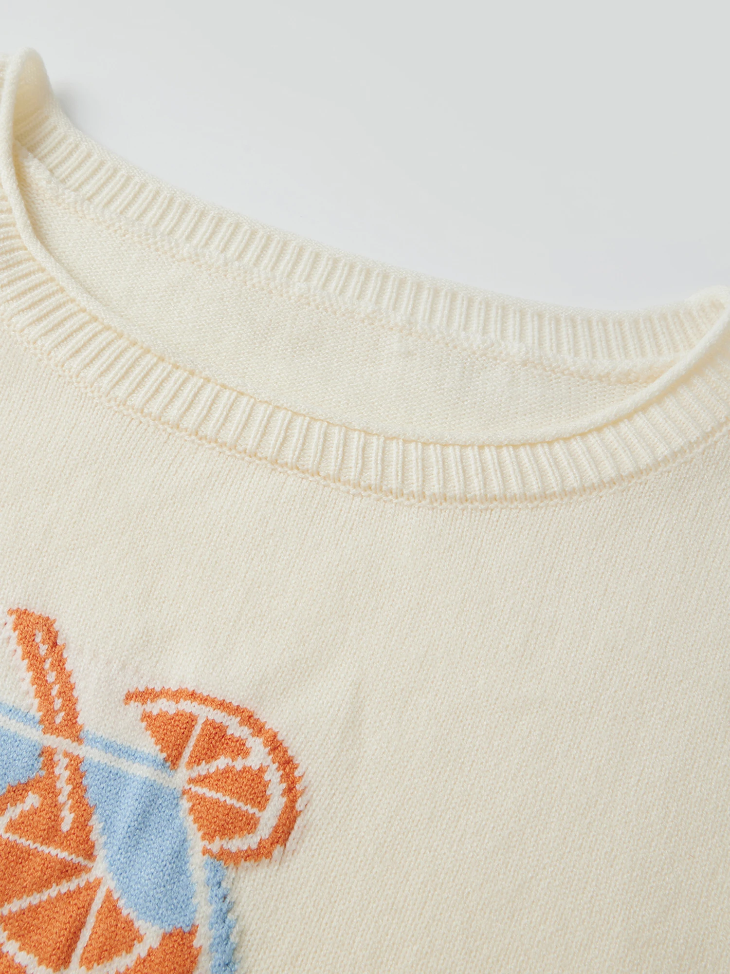 女性用の居心地の良いオーバーサイズセーター、ユニークなオレンジのゴブレットデザインのクルーネックラインと長袖 - スタイリッシュな冬に最適