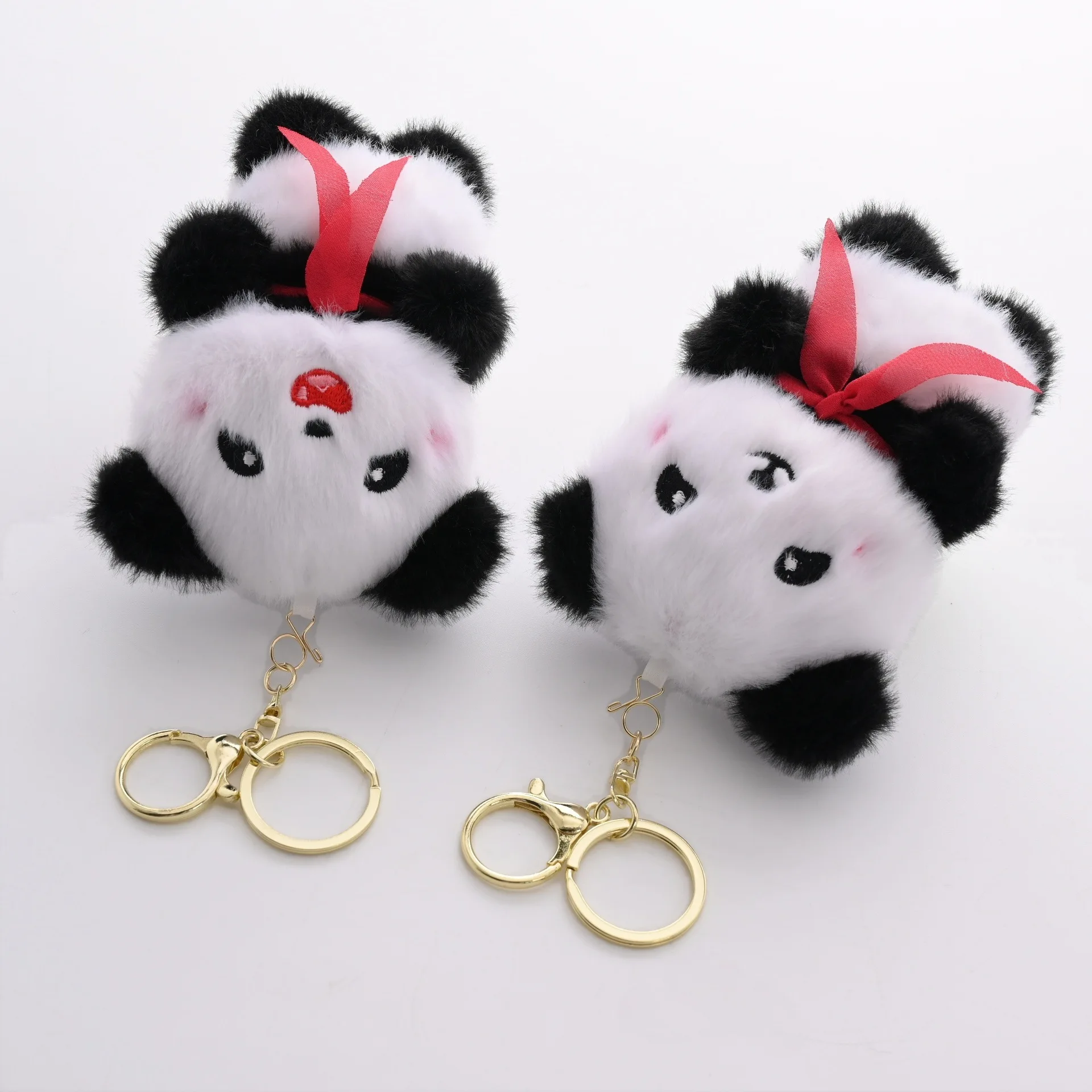 【 น่ารัก 】 Spring Outing จี้แพนด้ายักษ์ของเล่นตุ๊กตาผ้าพันคอสีแดงกระเป๋าตุ๊กตาจี้พวงกุญแจตุ๊กตา