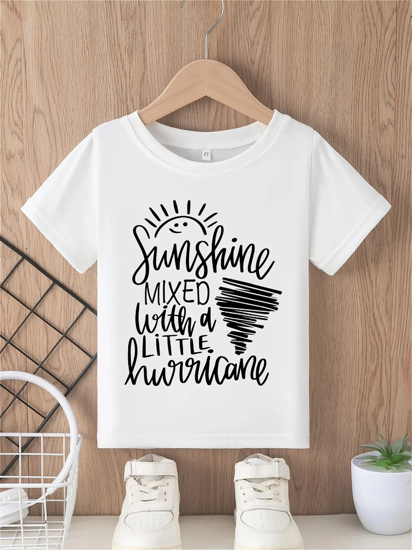 Boys' T-shirt with sunshine mixed with letter sun pattern, simple and fashionable round neck short sleeved top