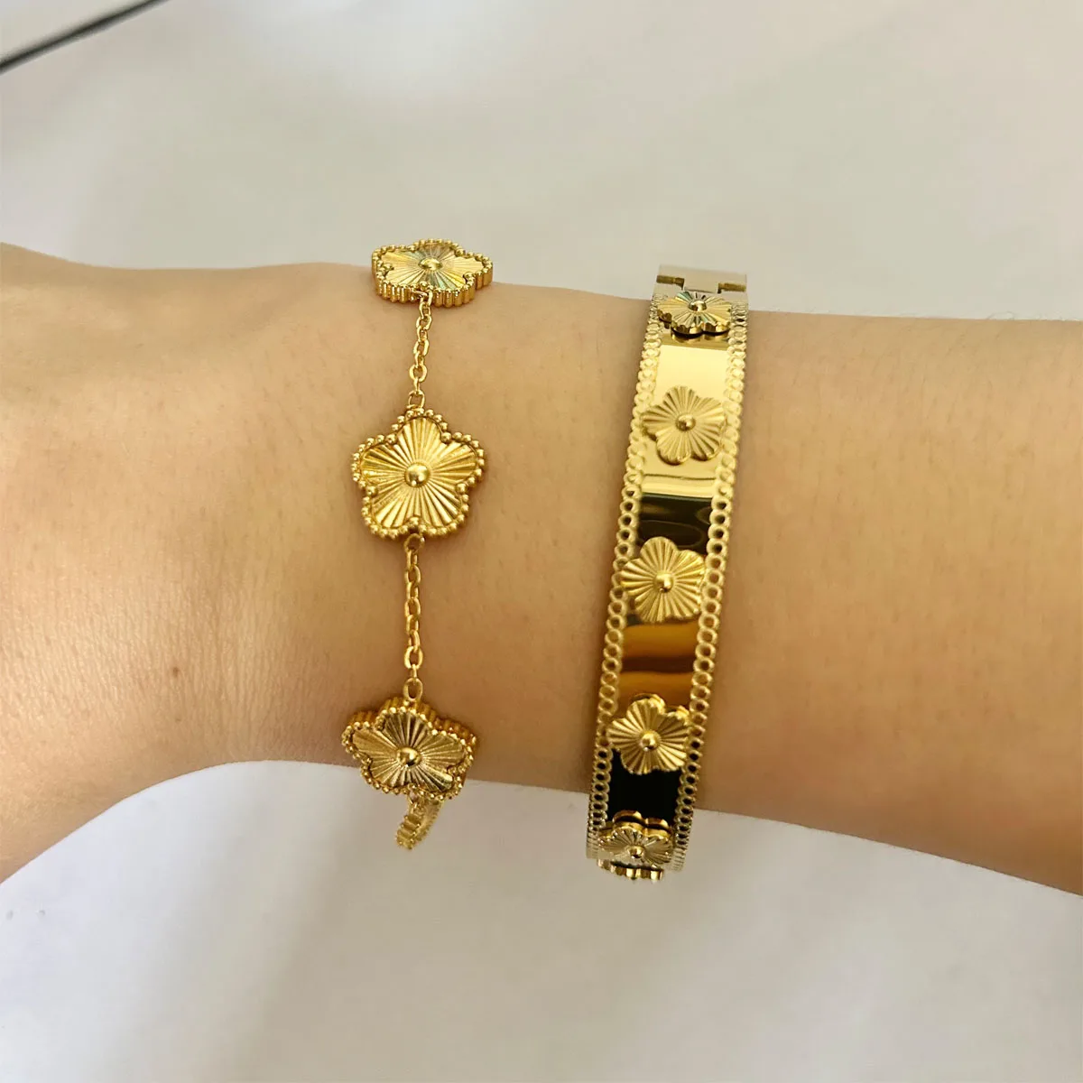 2-teiliges Edelstahl-Armband-Set mit 5-Blatt-Kleeblatt-Anhänger für Damen, Trendiges Wasserfestes Blumenketten-Armband, Schmuck, Partygeschenk – Detail 4