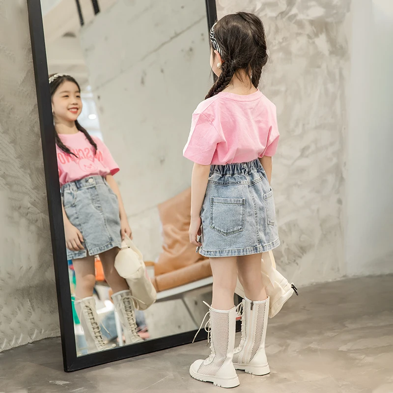 Sandali alti da ragazza Stivali alti per bambini 2023 Estate Nuovo cinturino Principessa Hollow Mesh Stivali freddi Moda piatta Scarpe romane per