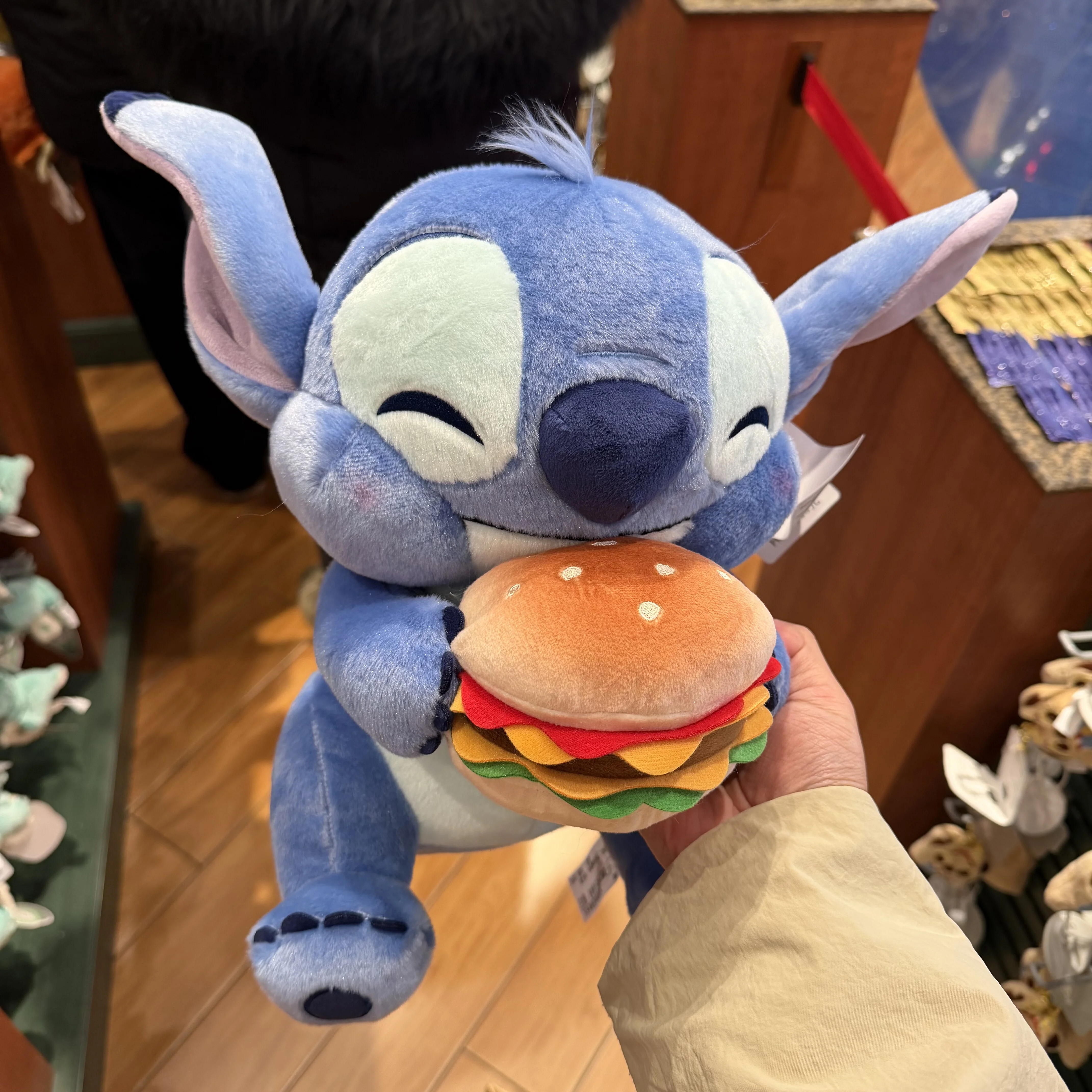 พวงกุญแจของที่ระลึกจากดิสนีย์ที่มีสติทช์กำลังรับประทานอาหาร ตุ๊กตาเรย์เบน และตุ๊กตาซูโทเปีย