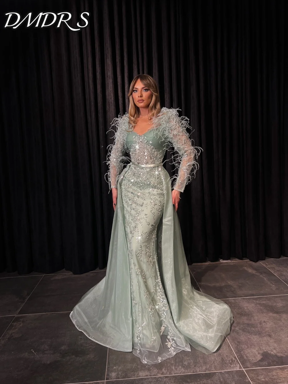 

Charming Long Sleeve Evening Dress 2025 Classic Crystal Beaded Party Gown Elegant Feathered Floor Length Party Dresses فساتين سه