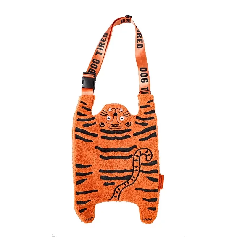 RUOYUSTUDIO's original design of a cute, plush, large crossbody bag for autumn and winter, which can hold a laptop.