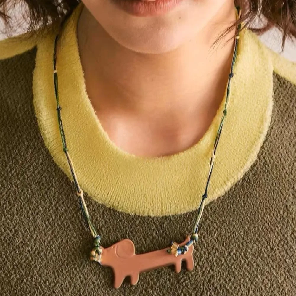 الأزياء الرجعية السيراميك قلادة قلادة الأصالة أنيقة السجق الكلب قلادة ارتداء اليومي فتاة سترة الملحقات