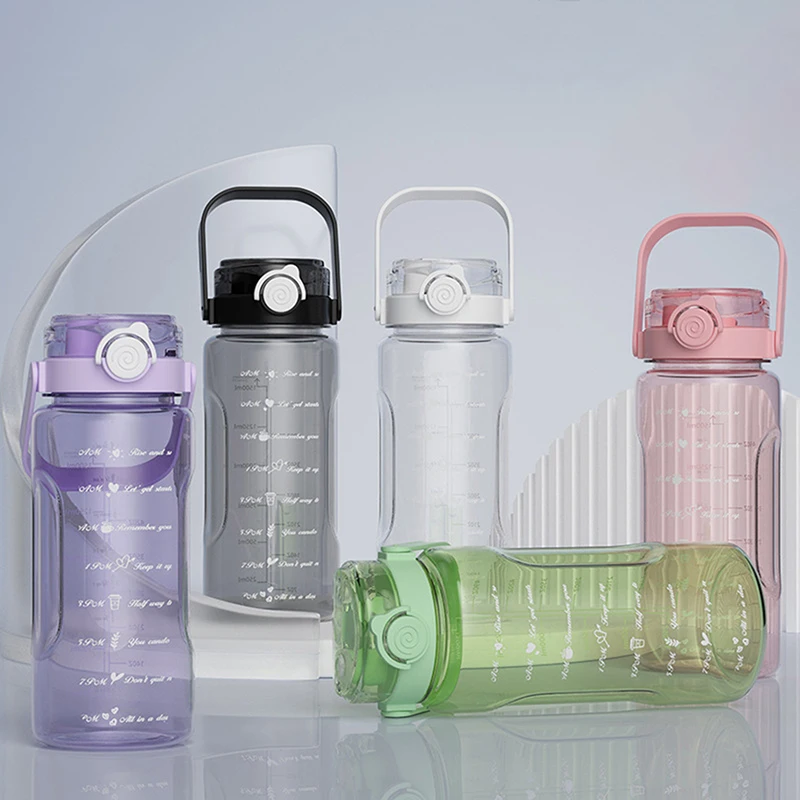 [Xe] Garrafa de água esportiva com canudo de 1,5/2 litros com escala de plástico verão suco frio copo de água garrafas de viagem portáteis de grande capacidade