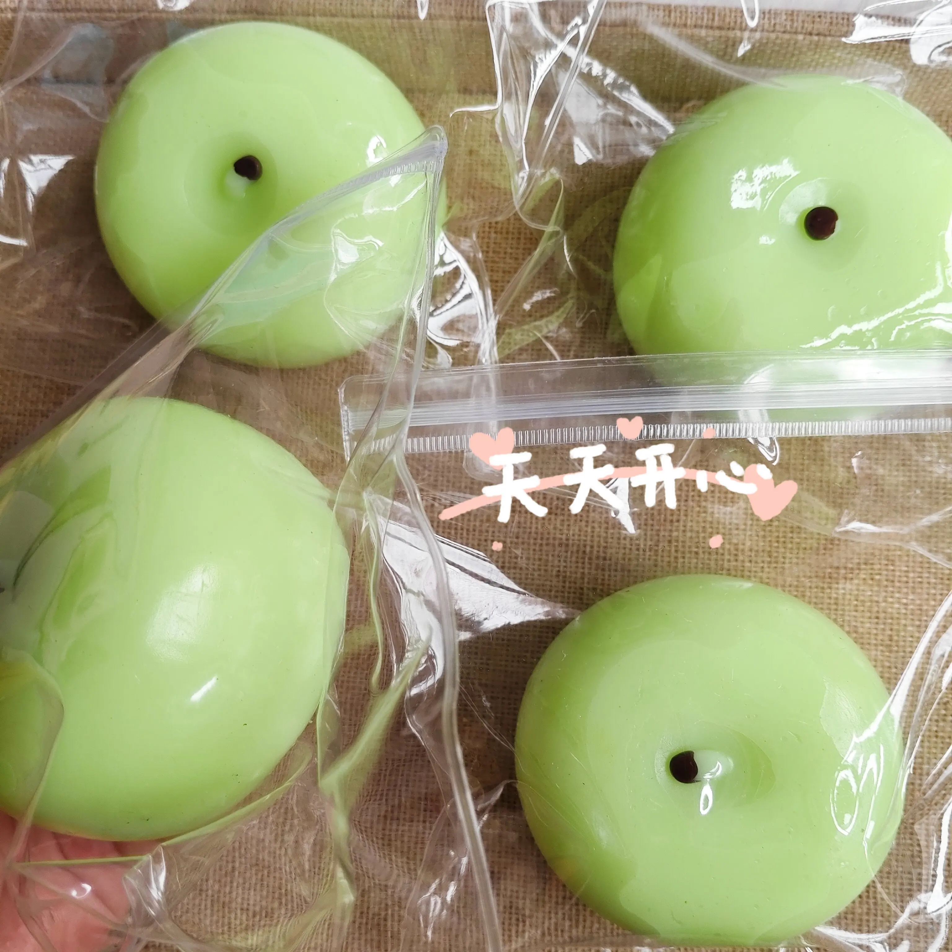 ของเล่นบีบรูปผลราสเบอร์รี่น่ารัก 1 ชิ้น สำหรับเด็กและผู้ใหญ่ ของเล่นบีบเนื้อนุ่ม บีบแล้วคืนรูปช้าๆ ของเล่นบีบคลายเครียด