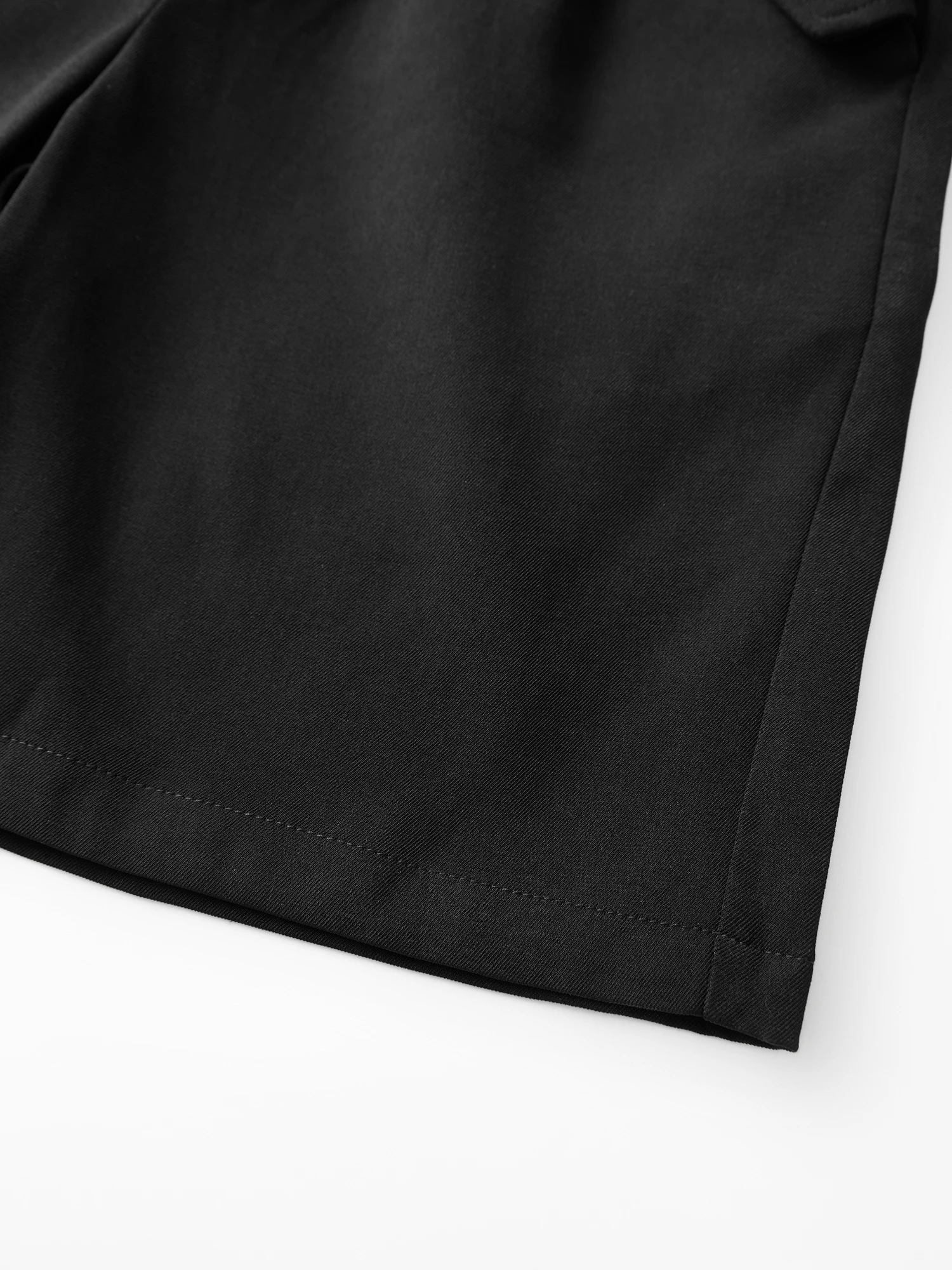 Eleganckie damskie szorty z szerokimi nogawkami i wysokim stanem, z kieszeniami, idealne do pracy lub codziennego noszenia w biurze.