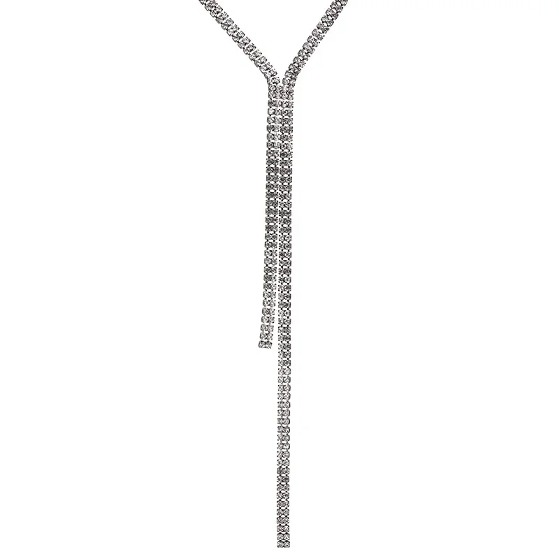 Un'abbagliante collana interamente con diamanti, accessori da donna e una lunga catena maglione con nappe