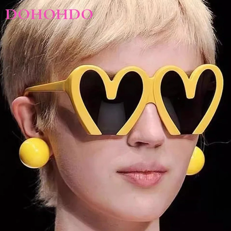 

2025 New Fashion Cute Heart Sunglasses Women Men Brand Vintage Outdoor Sports Beach Sun Glasses Female Heartshaped Shades UV400