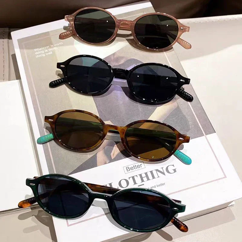 Retro Kleine Ovale Sonnenbrille für Damen und Herren mit Nieten Modische Luxus-Sonnenbrille UV400 Schutz für Frauen