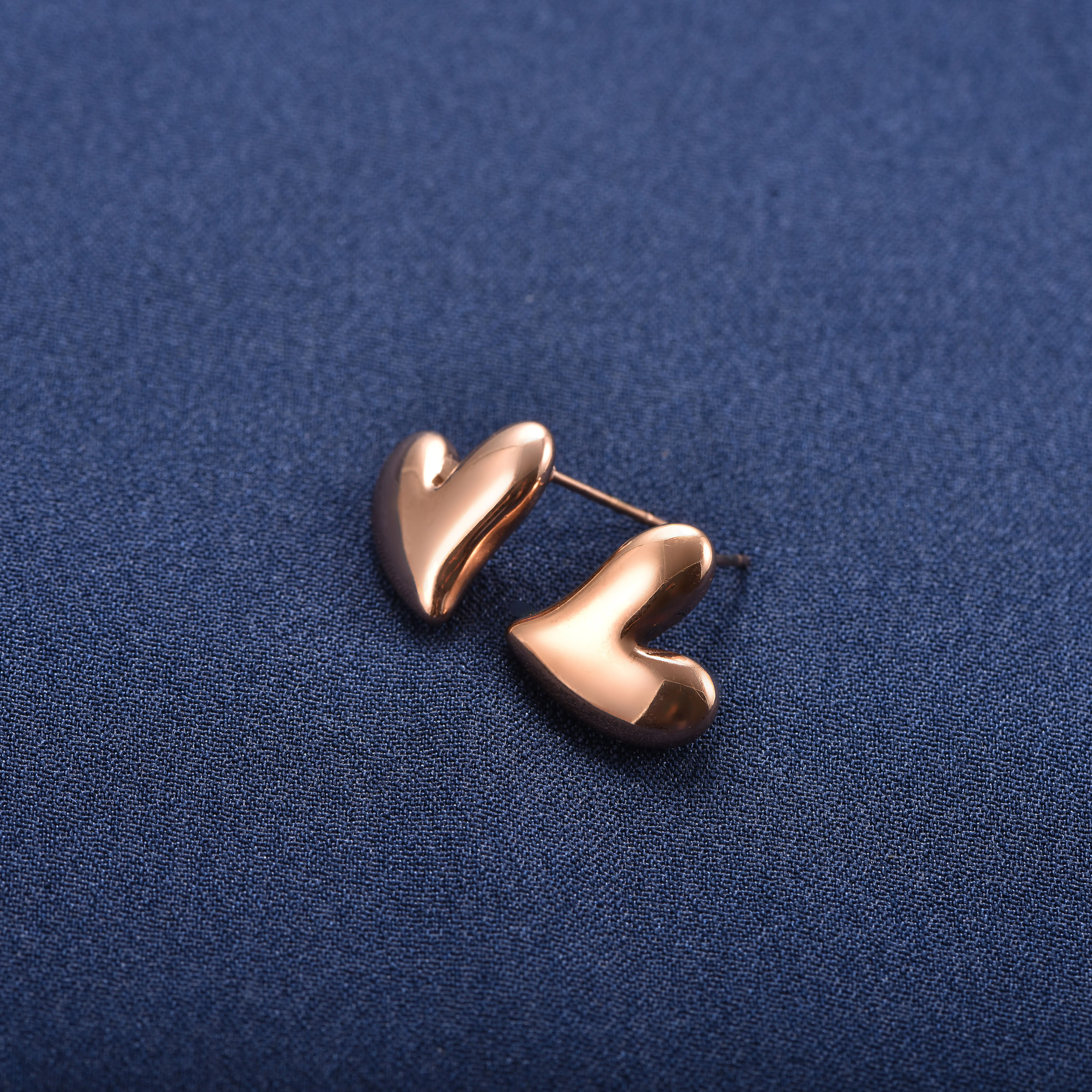 Edelstahl-Ohrstecker mit unregelmäßigem Herz- und Perlen-Design für Damen, minimalistischer Ohrschmuck, wasserdicht, antiallergisch, für den täglichen Gebrauch. – Detail 2