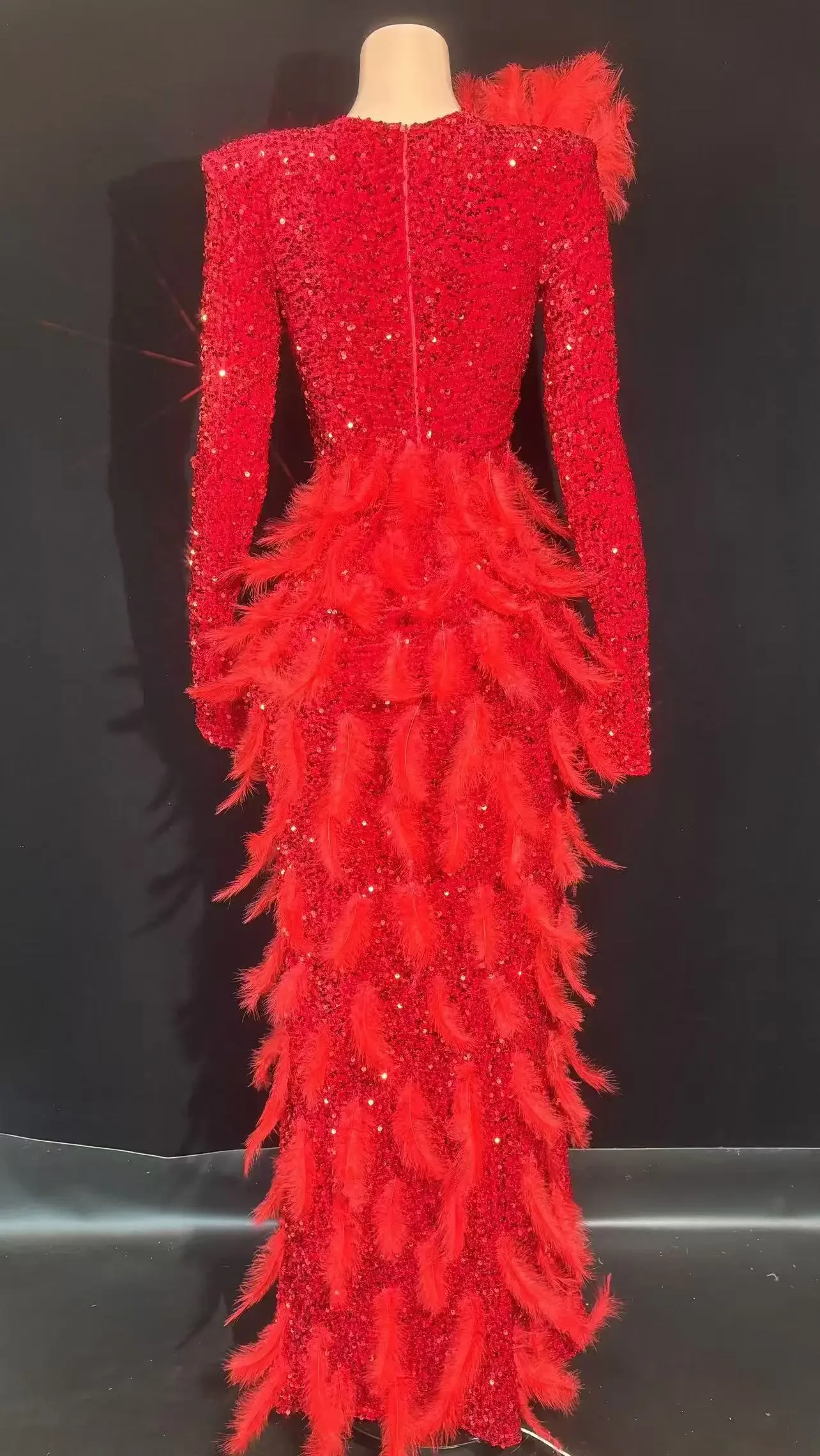 Abito lungo di lusso con piume rosse scintillanti da palcoscenico sexy da donna che celebra il vestito da servizio fotografico di compleanno per feste di matrimonio con ballerine flash