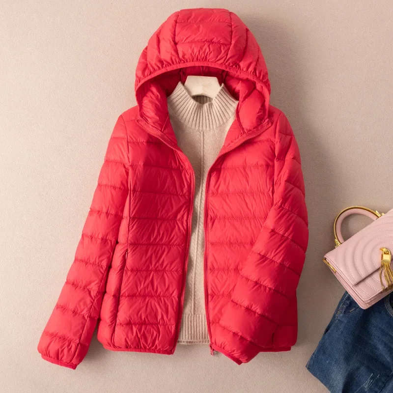 Piumino autunnale da donna 2025 Nuovi arrivi 90% piumino d'anatra bianco ultraleggero moda con cappuccio tenere al caldo piumino da donna