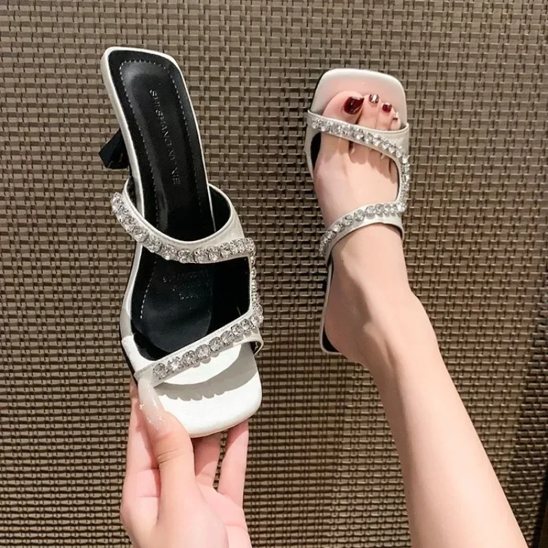 Damen-Outdoor-Sandalen 2026: Neue, bequeme Einriemen-Sandalen mit eleganten Strass-Quadrat-Zehen und hohen Absätzen