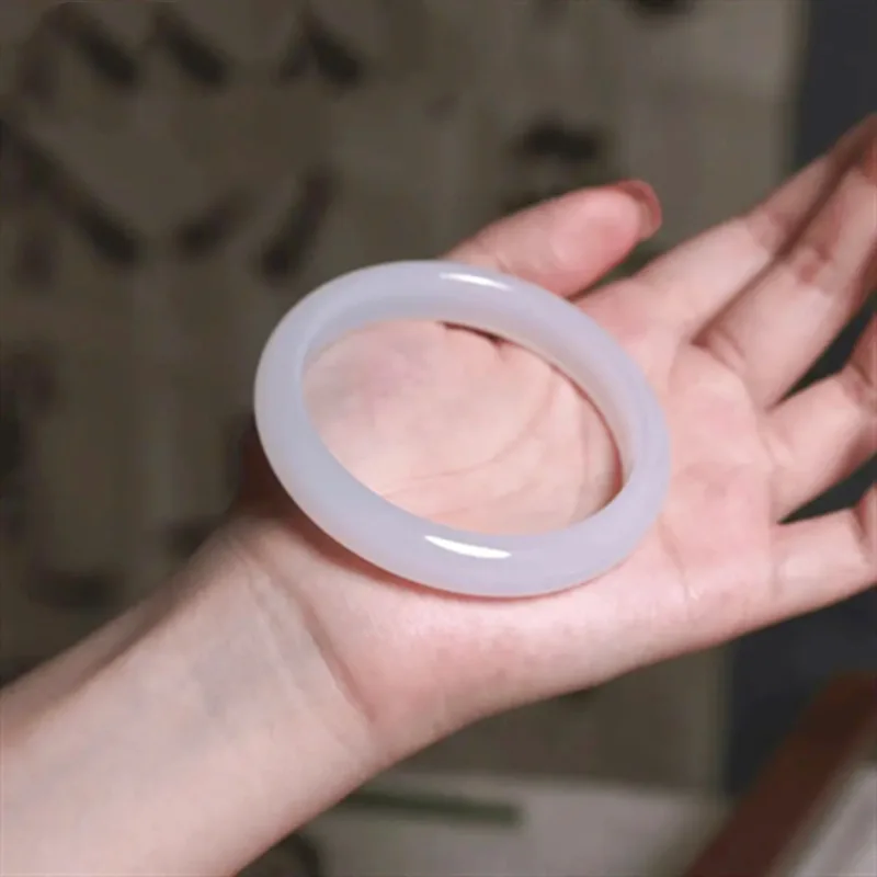 

Браслет из натурального высококачественного белого халцедона «Лунный свет» в стиле «Маленький сладкий картофель» (Чжоу Да Шэн), с эффектом флуоресценции, материал «Лошадь»