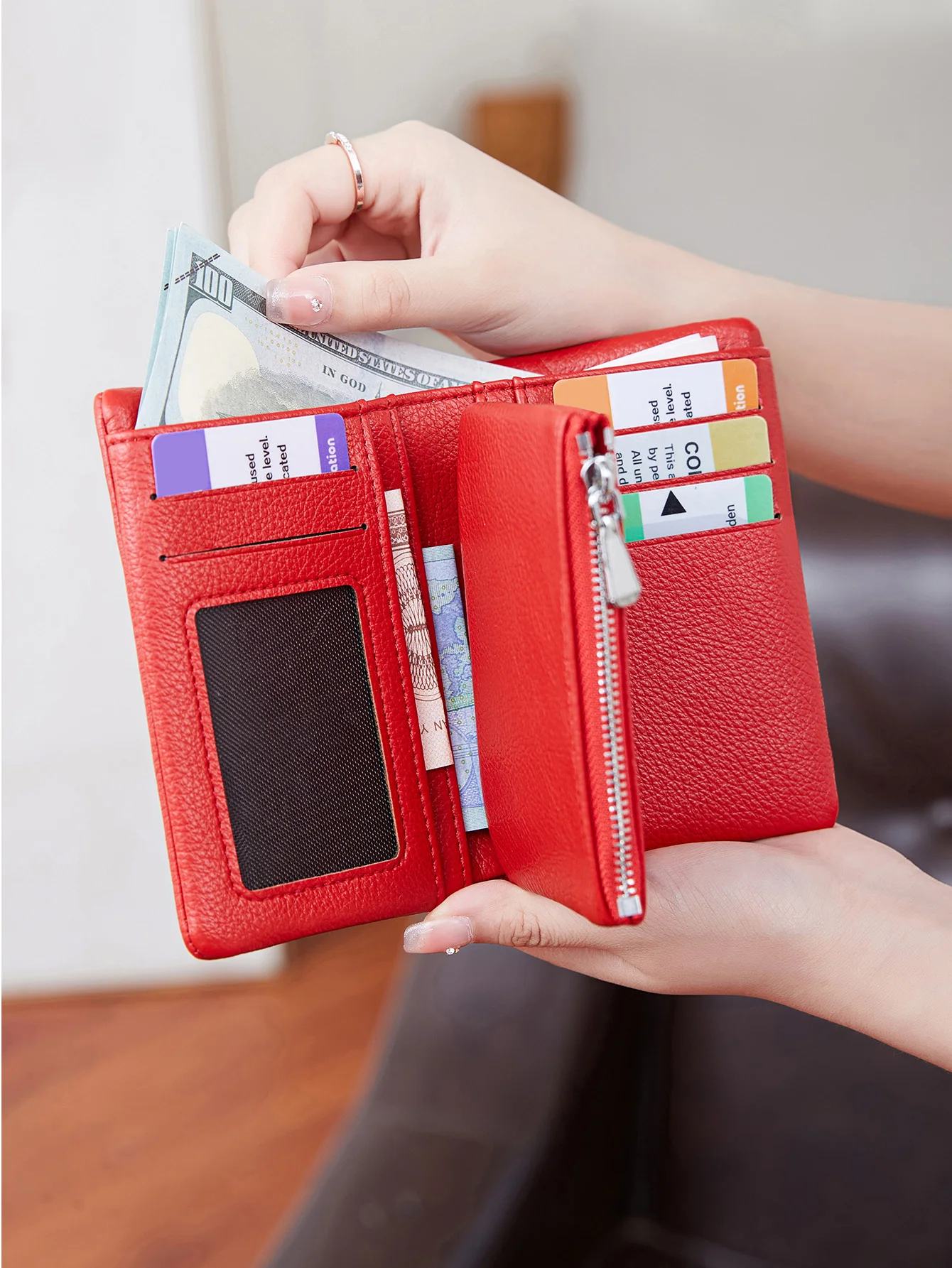 Neue Damen brieftasche modische und minimalist ische kurze Zero Wallet kleine und frische drei schicht ige Pu-Ledertasche mit großer Kapazität