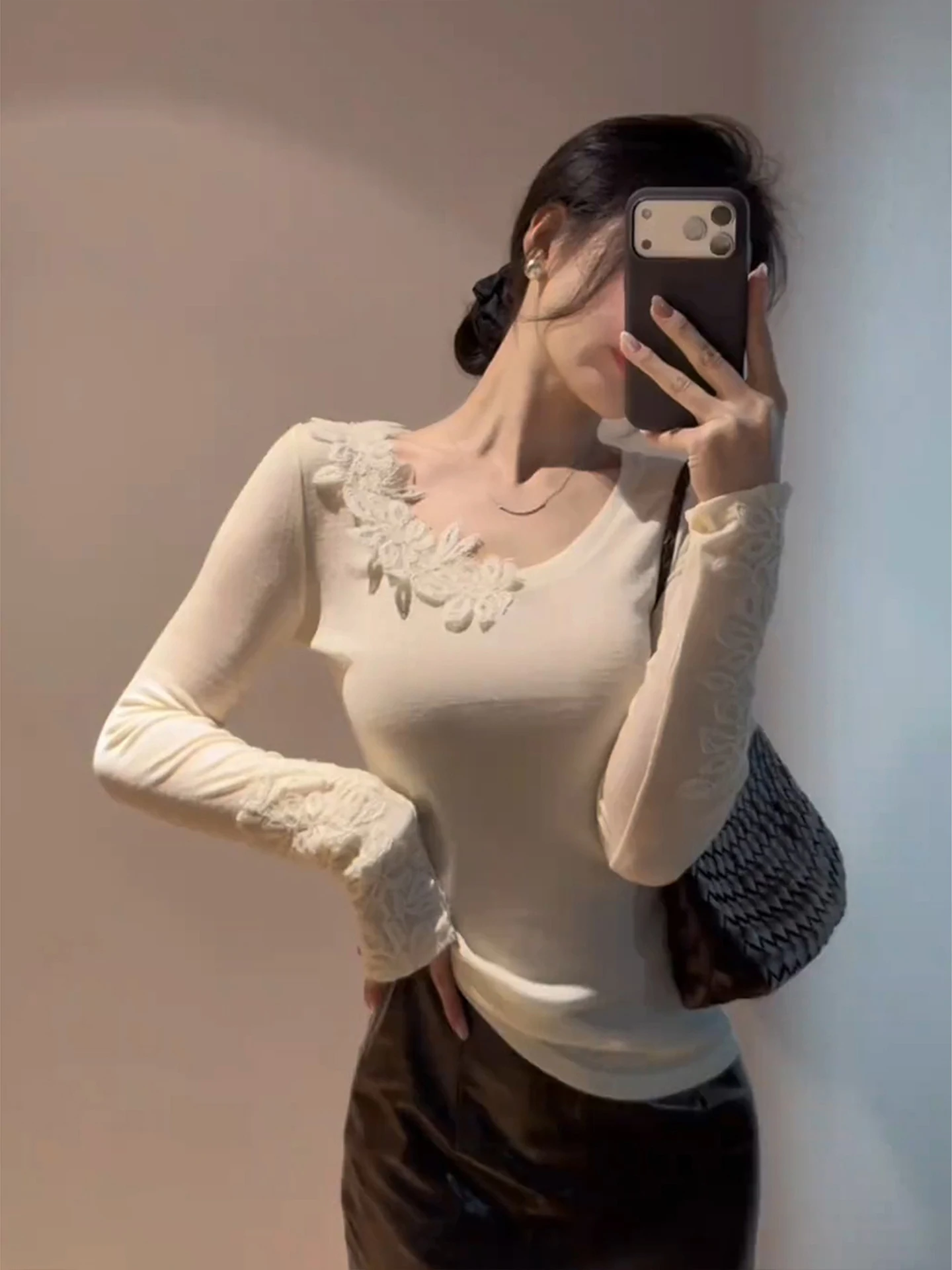 Miękki sweter z dekoltem w serek, zdobiony kwiatami, dopasowany, bazowy, damski, jesienno-zimowy, modny, dzianinowy top, wyszczuplający, z kwiatowym wzorem...