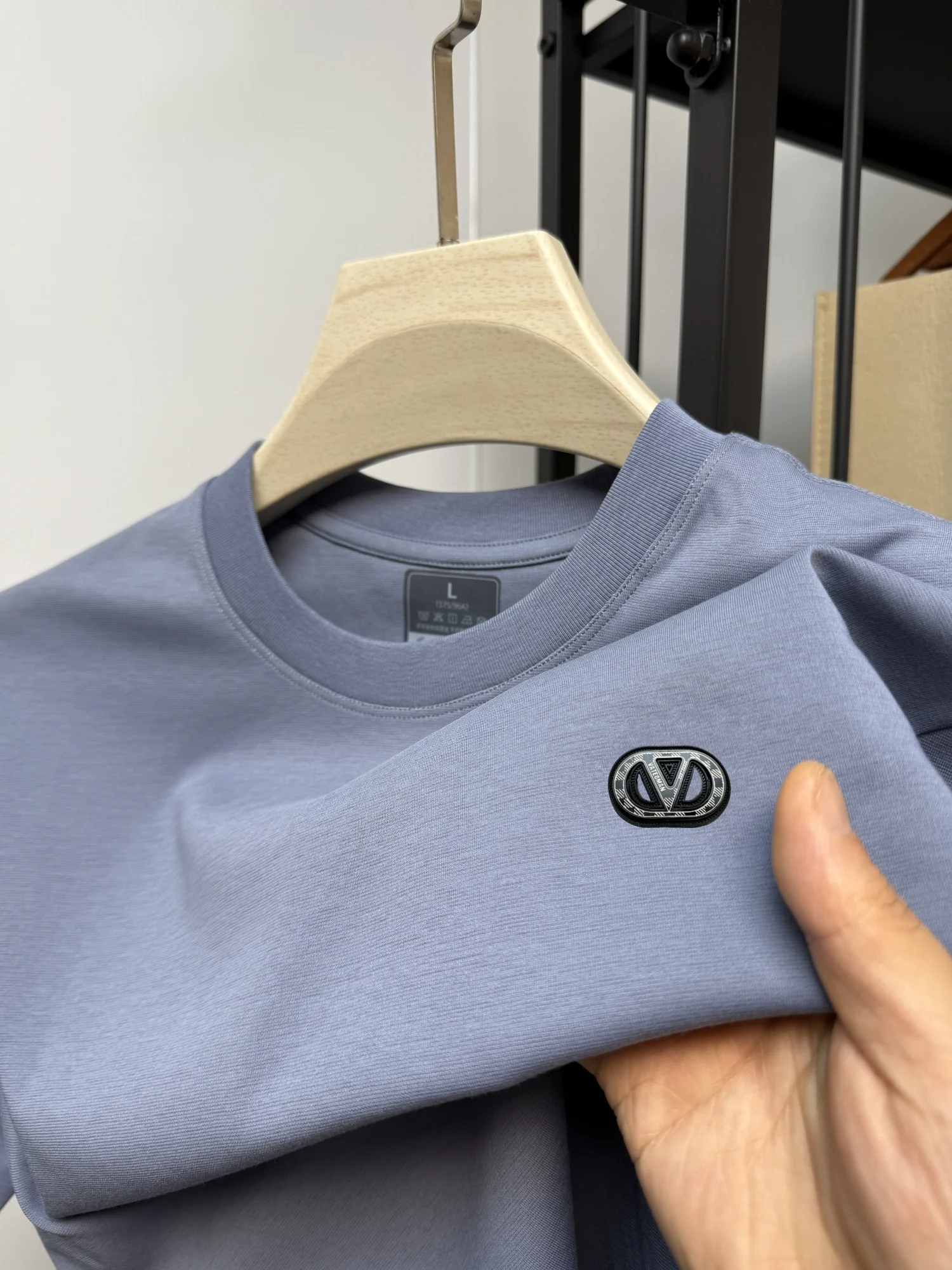 High End Brand Summer New Letter Design Badge Round Neck T-Shirt for Men Comfortable and Breathable Solid Color Short Sleeve Shi