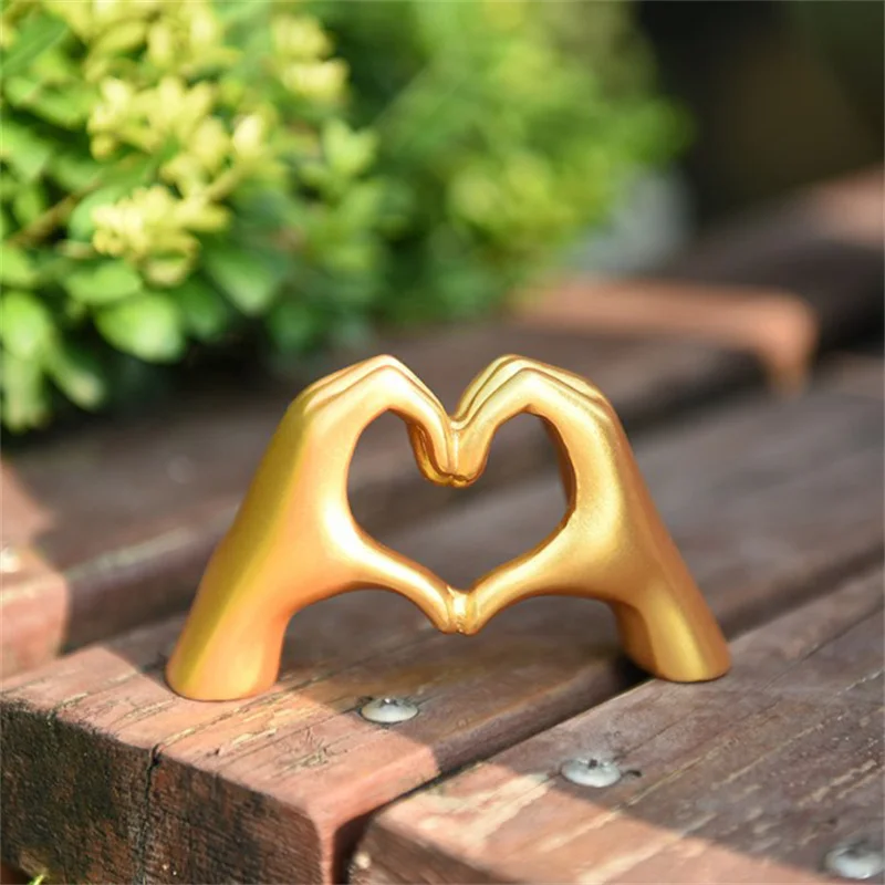 Creative Heart Hand Statue Resin Abstract Hand Love Figurines Living Room Bedroom Modern Home Desktop Wedding Decoration