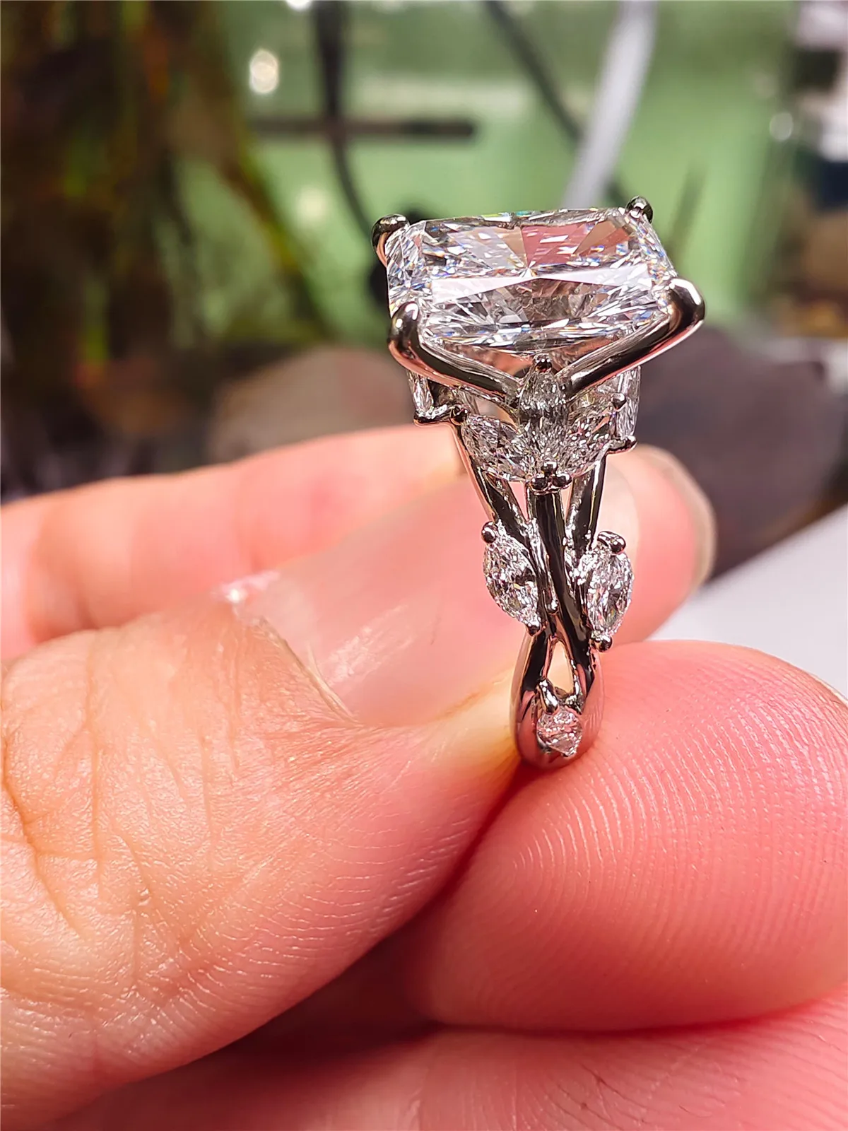 10K Gold Lab-Grown Diamond Radiant Cut 3CT Vine Marquise Engagement Ring PT950 Platinum Engagement Ring Factory Custom Wholesale