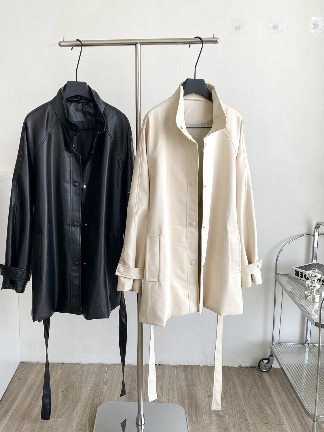 

Briti Sle Stand Collar Oversized Casual Women's Coat Autumn 2025 New Loose Vintage Waist-Cinching Mid-Length Leather Jaet