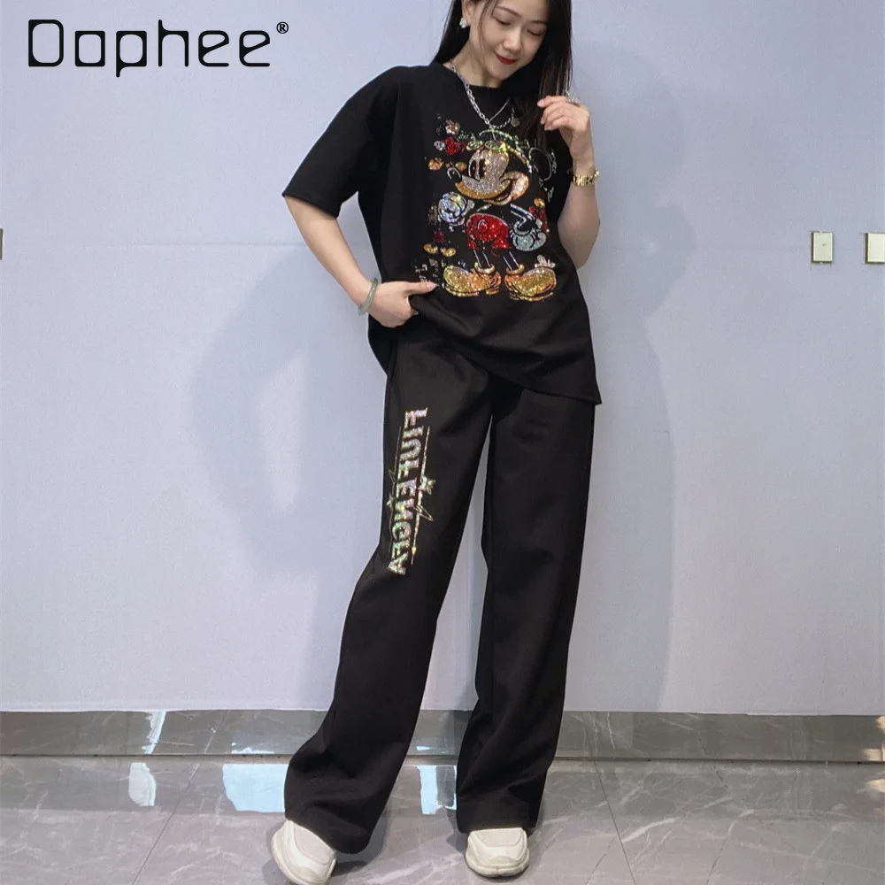 

Модный женский летний костюм в мультяшном стиле: футболка с коротким рукавом и стразами + широкие брюки, комплект из двух предметов