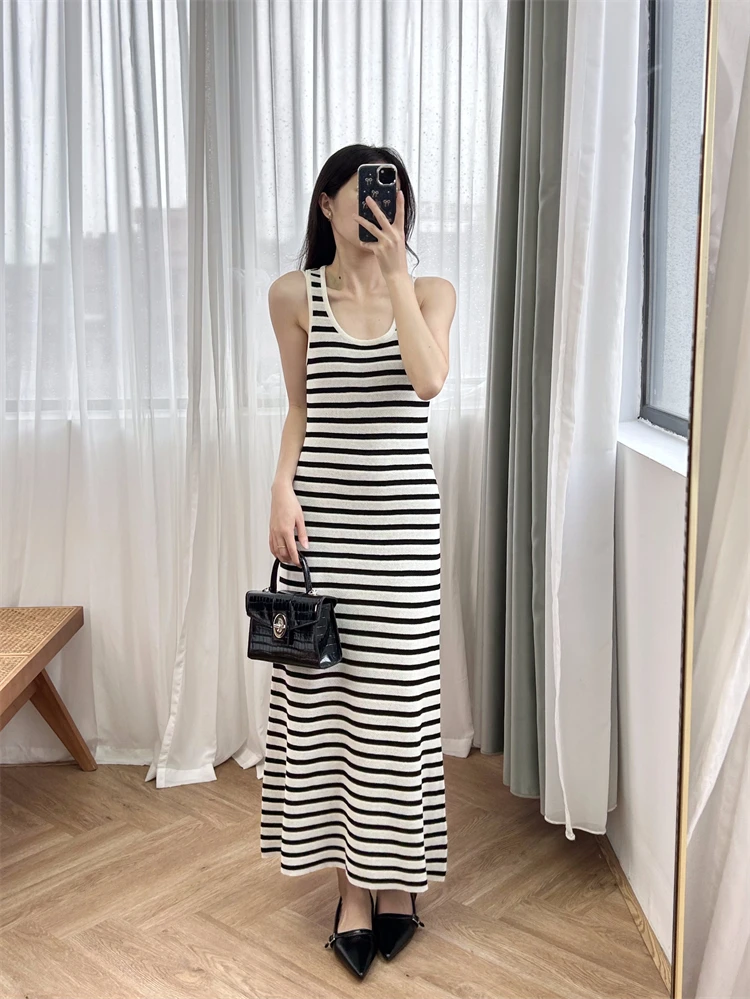 

Sleeveless Knitted dress with elegant temperament, black and white striped U-neck, sleeveless slim fit, medium length style