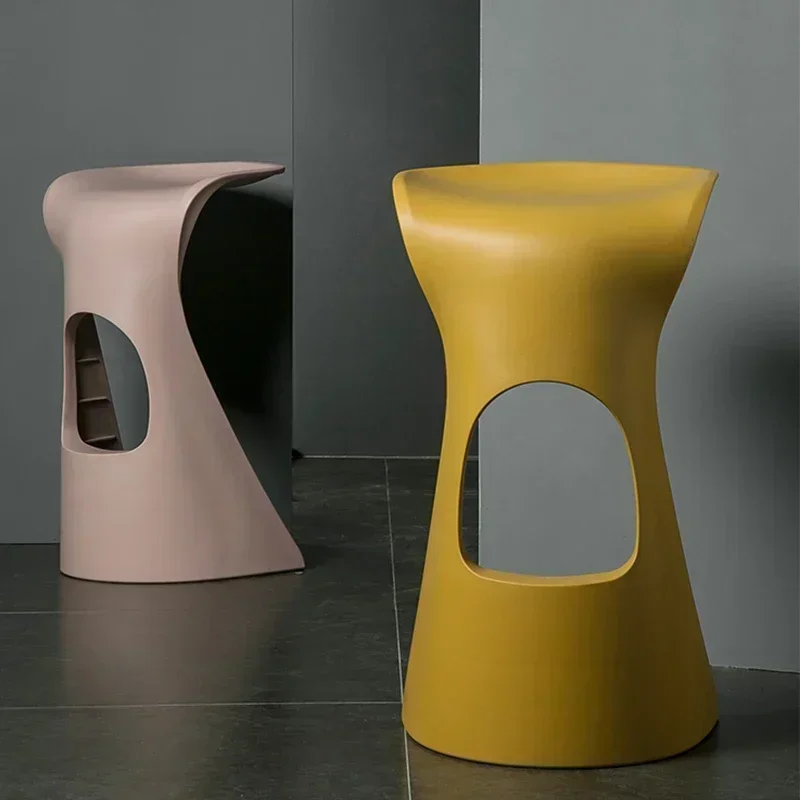 Tabouret haut en plastique empilable pour le salon, chaise de bar créative de forme spéciale et minimaliste de célébrité d'internet, meubles de maison