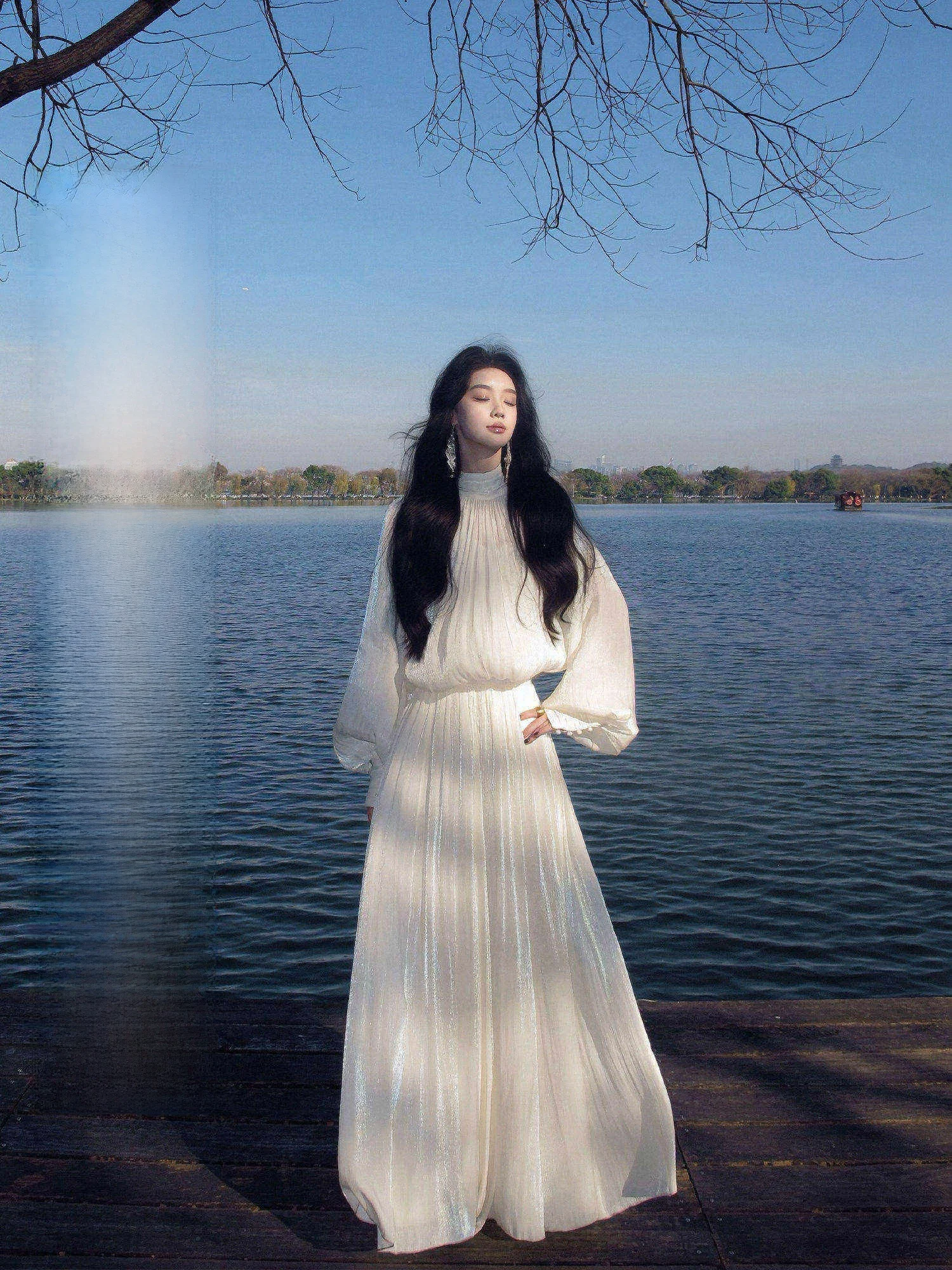 

Элегантный белый комплект: женская блузка и укороченная юбка, весна-лето, уникальный стильный модный дизайн, полиэстер, длинный рукав, приталенный крой.