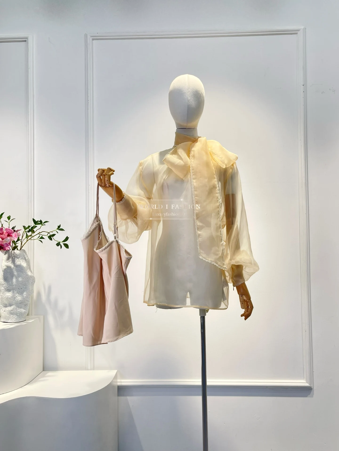 

2025 Новые минималистичные бежевые блузки с длинными рукавами для женщин