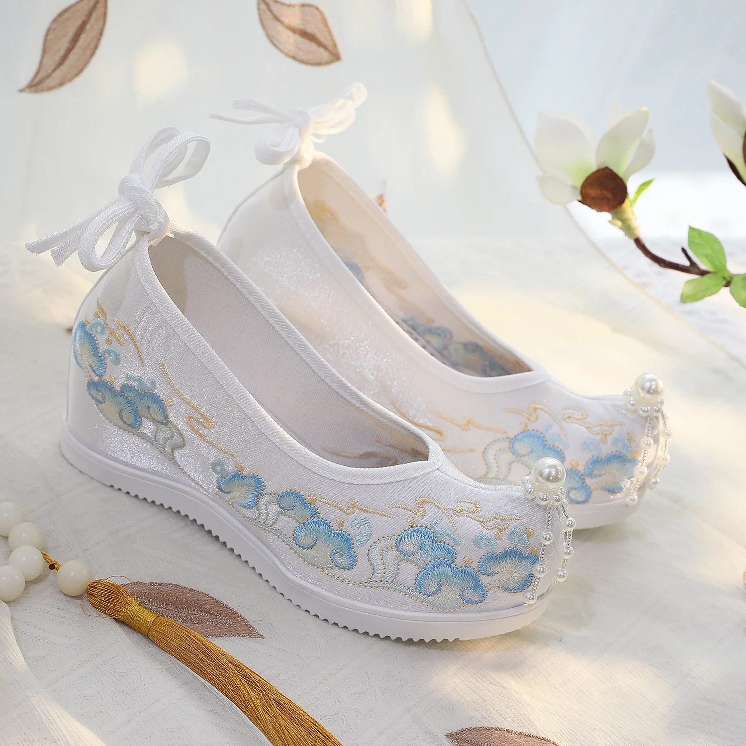 Stile cinese antico abito Hanfu scarpe ricamate eleganti scarpe Cosplay rialzanti interne con nappe di perle