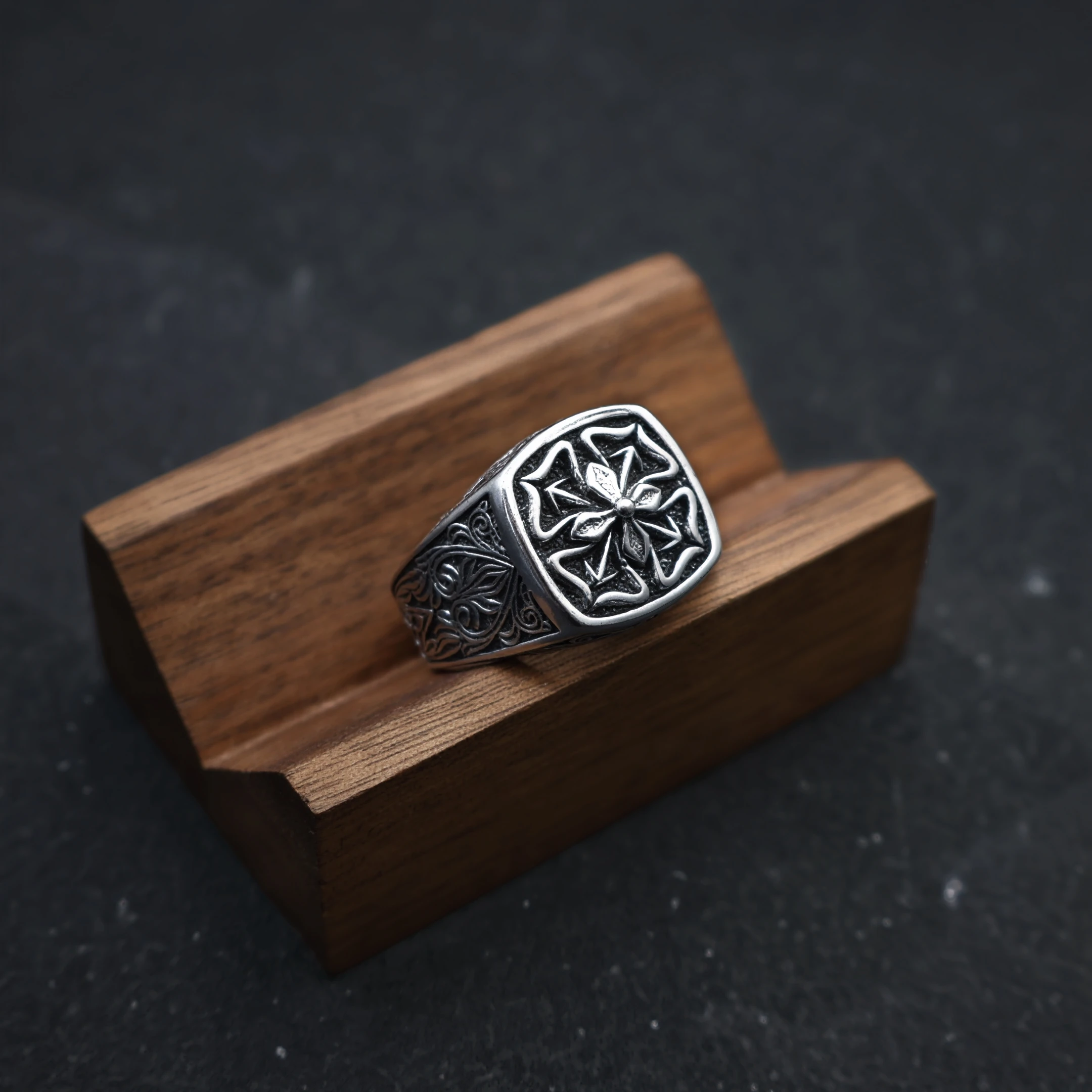 Retro „Floral Edge“ Vierblättriges Kleeblatt Verstellbarer Offener Ring für Männer, Versilbertes Messing, Gothic Punk Edgy Schmuck Accessoire Geschenk – Detail 1