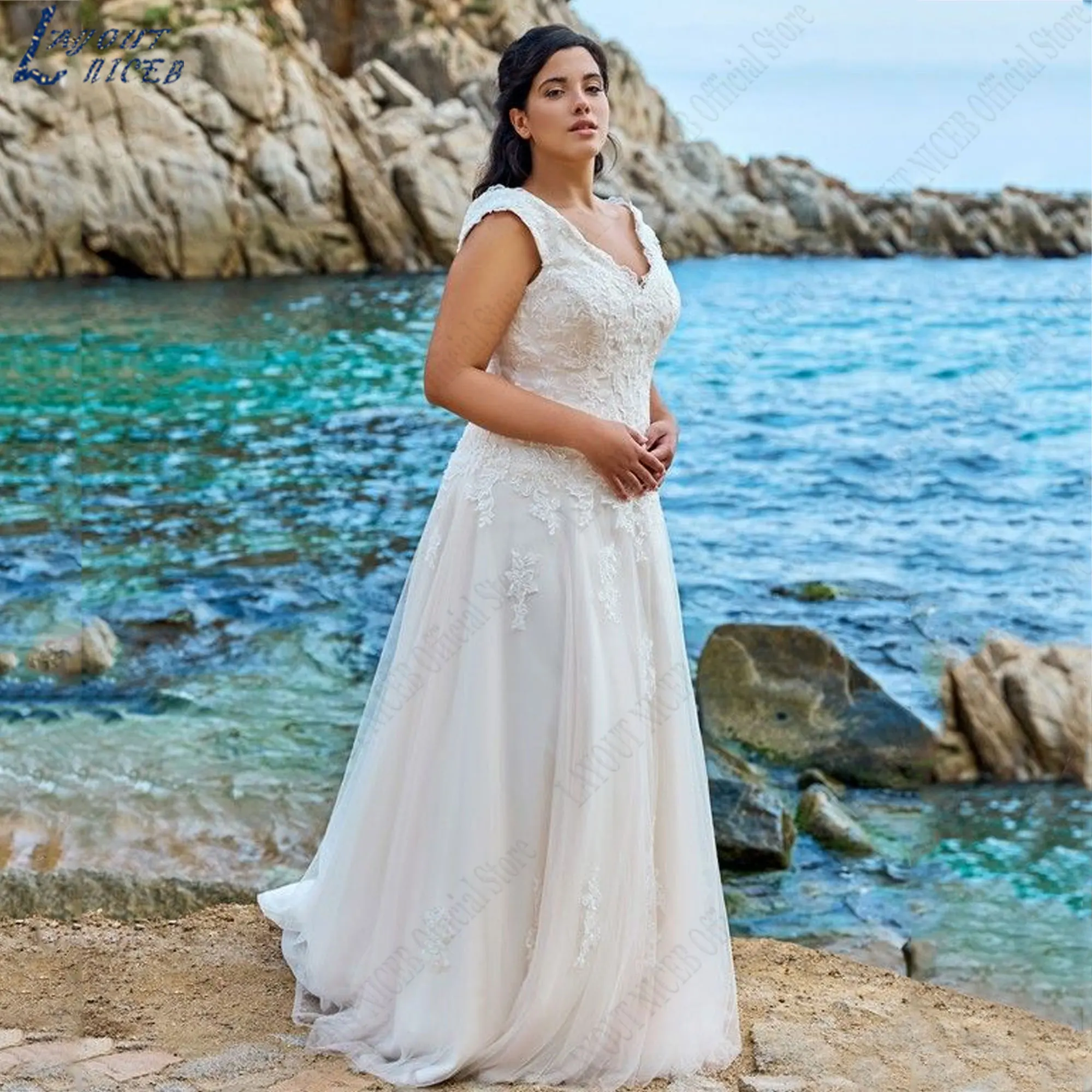 LAYOUT NICEB Plus size Appliques Trouwjurken V-hals Lace Backless Bride Gowns A-lijn Tulle vestias novboda 2024 CustomLAYOUT NICEB Plus Size Appliques Bruidsjurken V-hals Kant Backless Bruidsjurken A-Lijn Tule vestidos