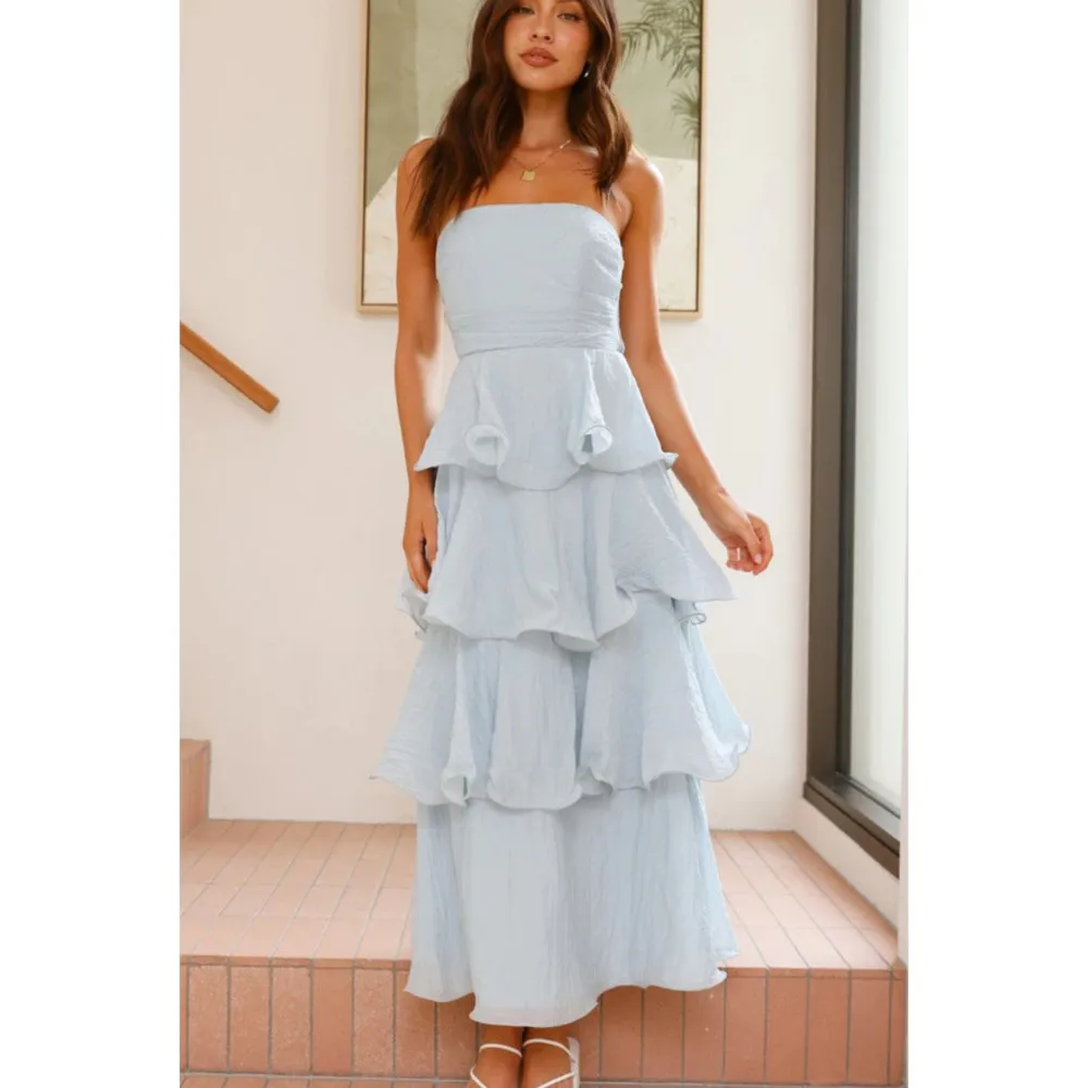 Sexy Strapless Wome… - image