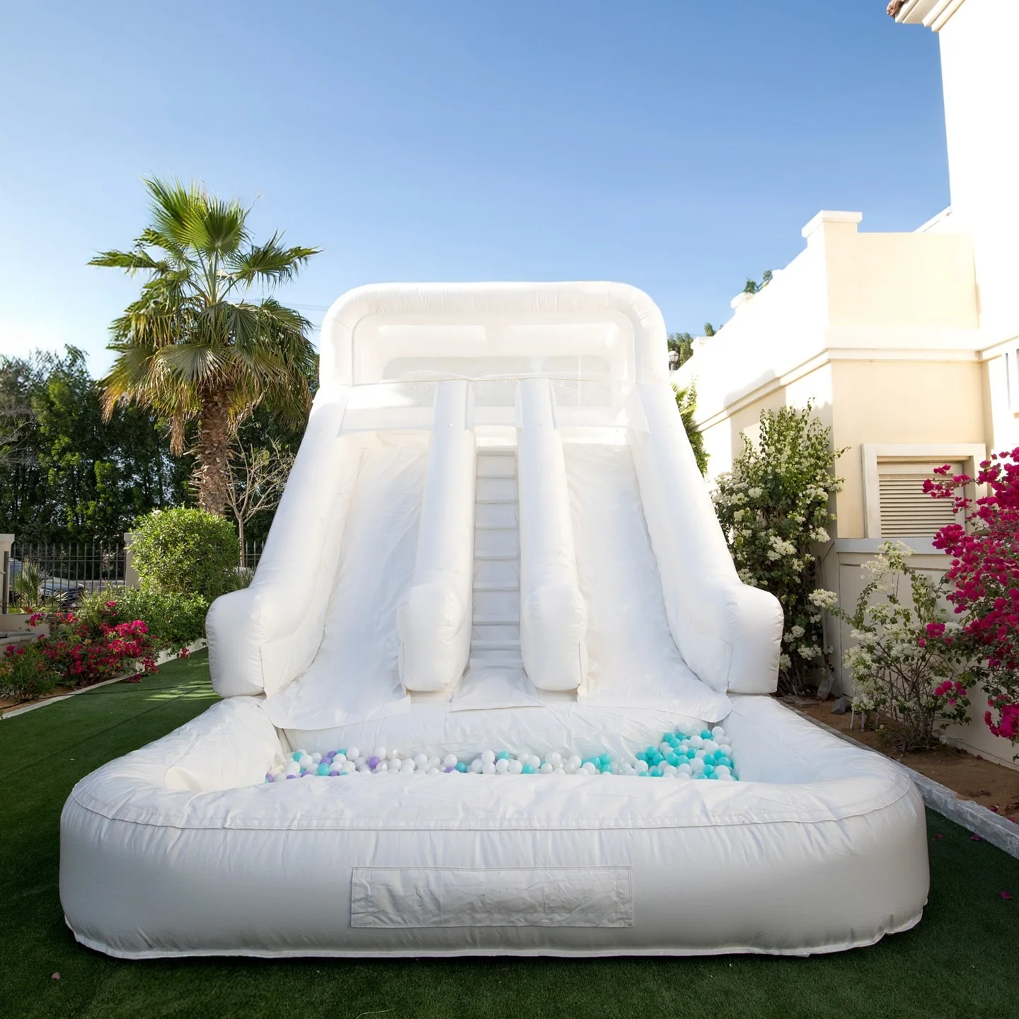 منزلق جاف ذو حارة مزدوجة بيضاء كبيرة من مادة PVC، منزلق مائي تجاري قابل للنفخ للأطفال والكبار، درجة تجارية في الهواء الطلق مع منفاخ