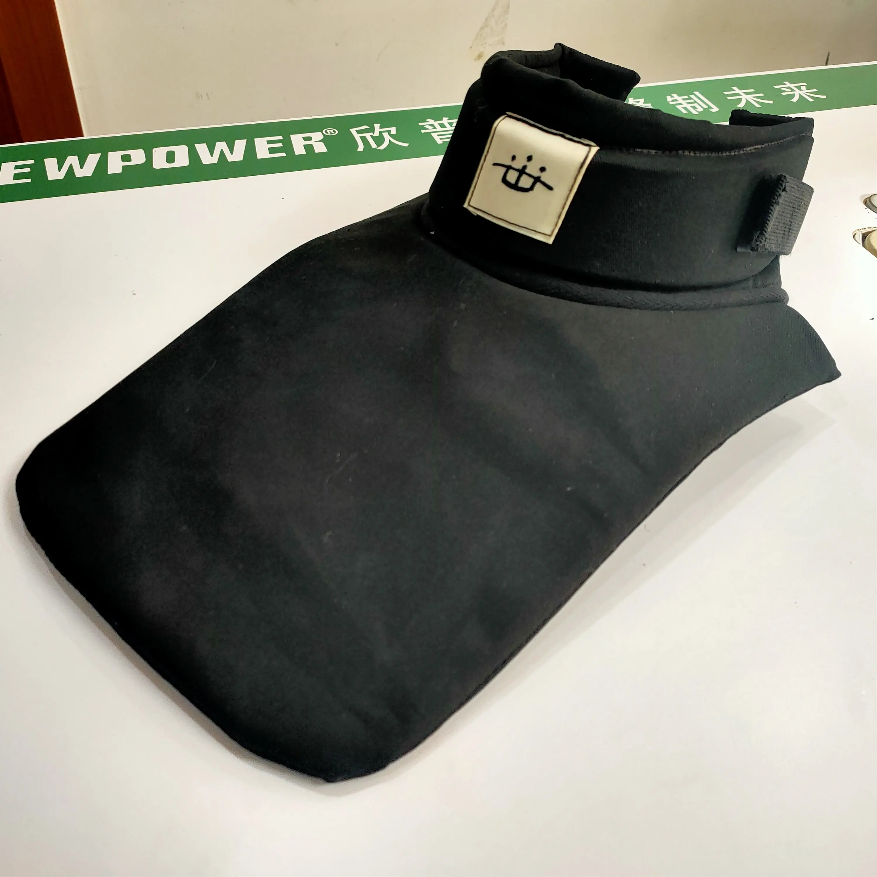 protege-cou-hema-hard-throat-protector-pour-les-sports-d'escrime