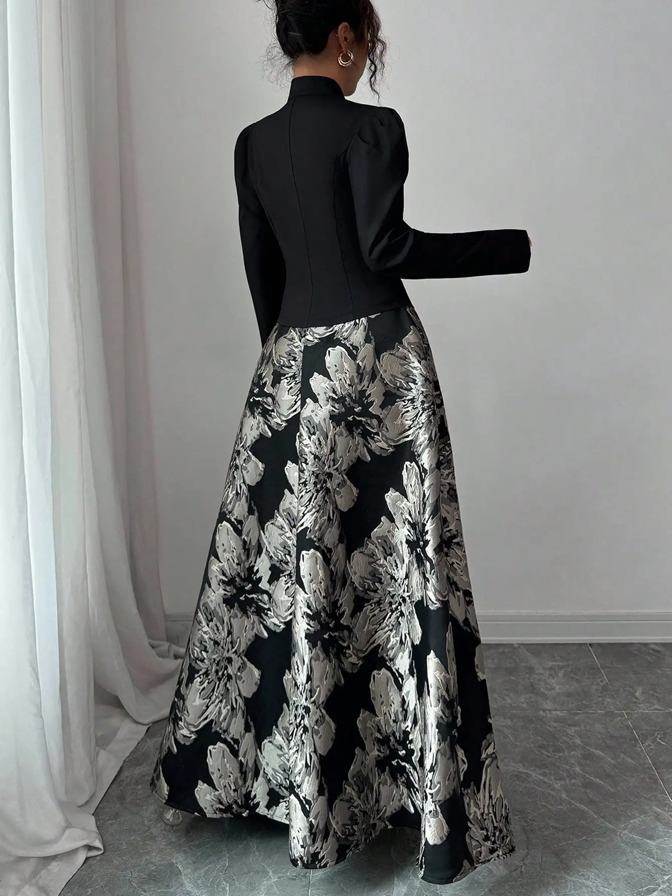 우아한 블랙 블레이저와 퍼프 소매 & 플로럴 A라인 스커트 세트 (여성용, 오피스에서 저녁까지 착용 가능)